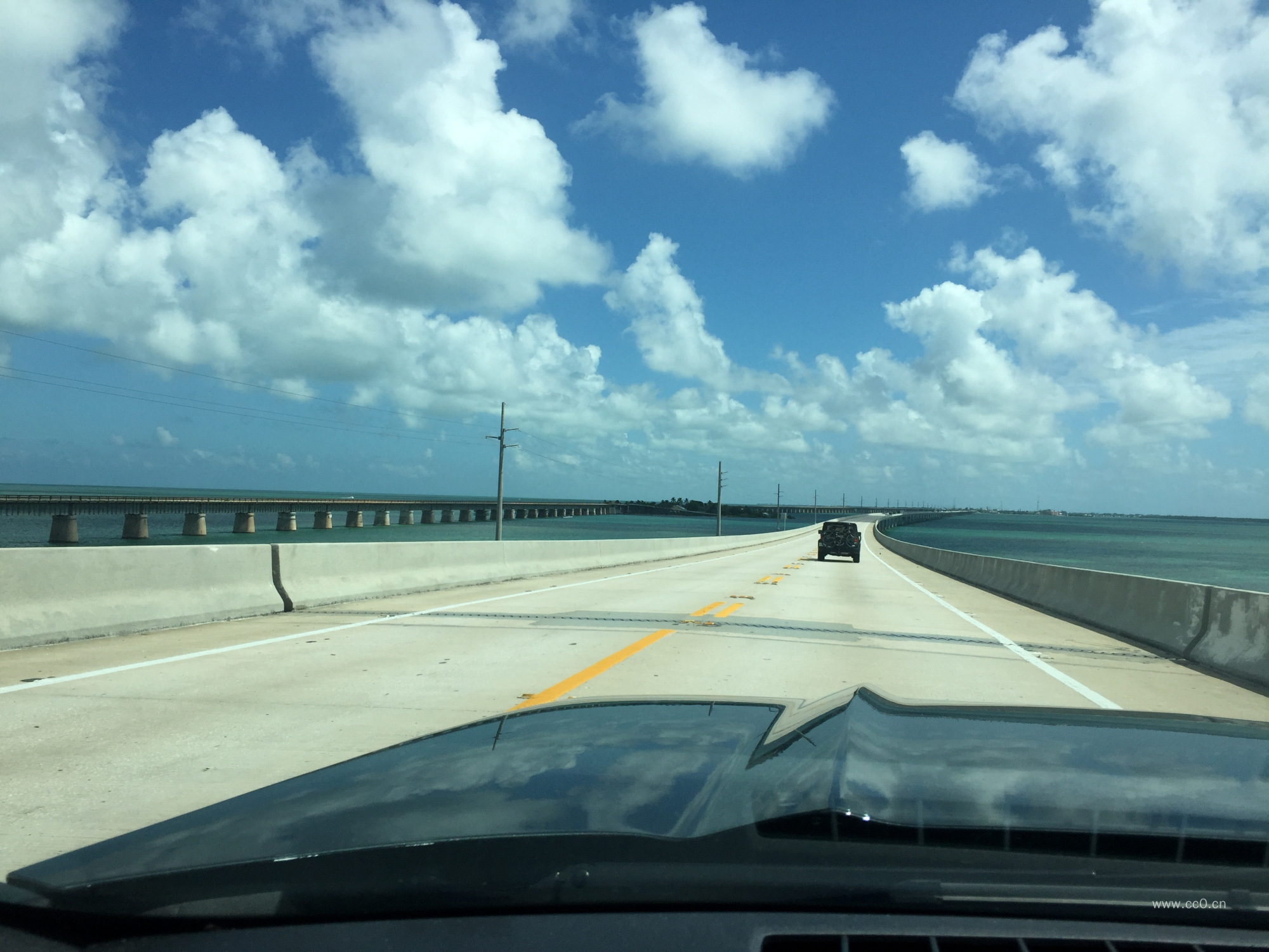 蓝天白云下的公路