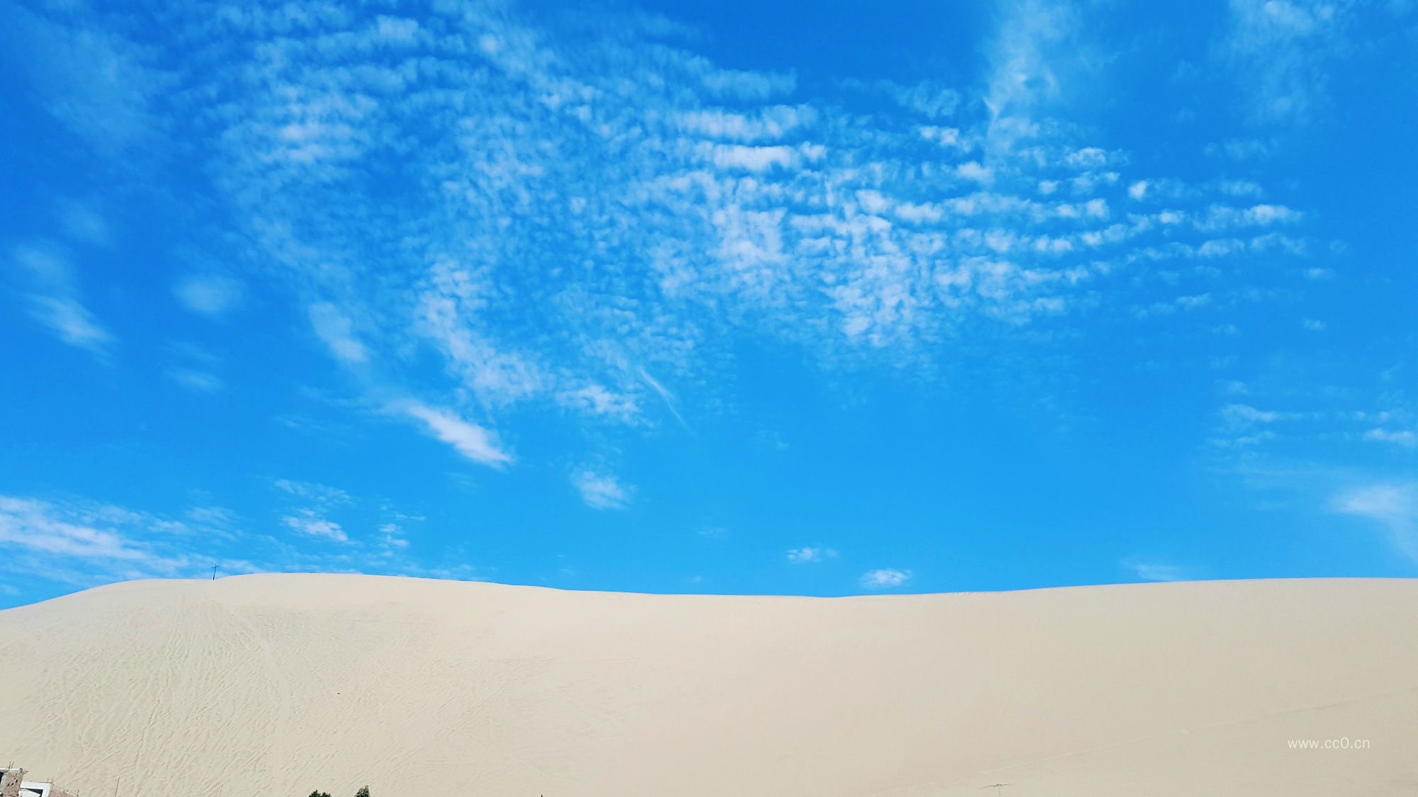 蓝天白云与沙丘的图片