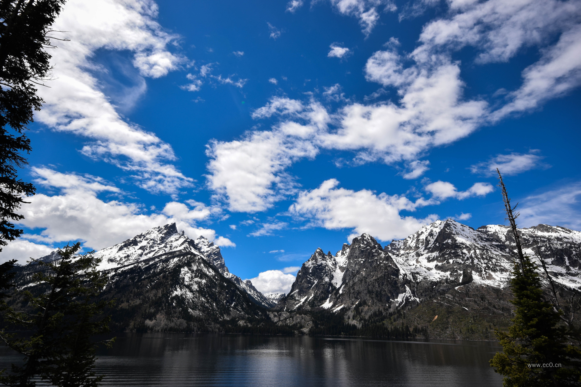 蓝天白云山峰与湖泊风景图片