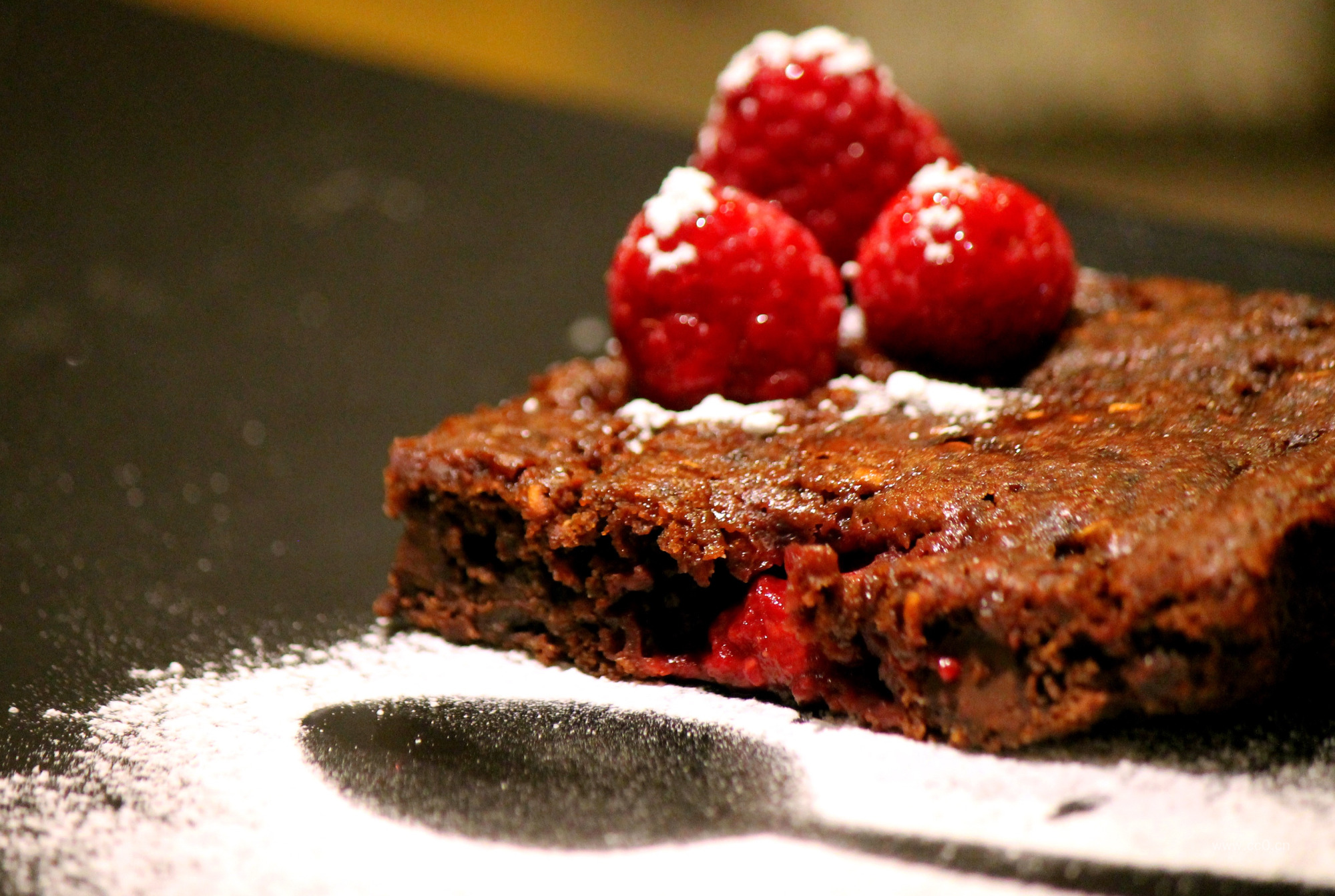 巧克力蛋糕上的覆盆子