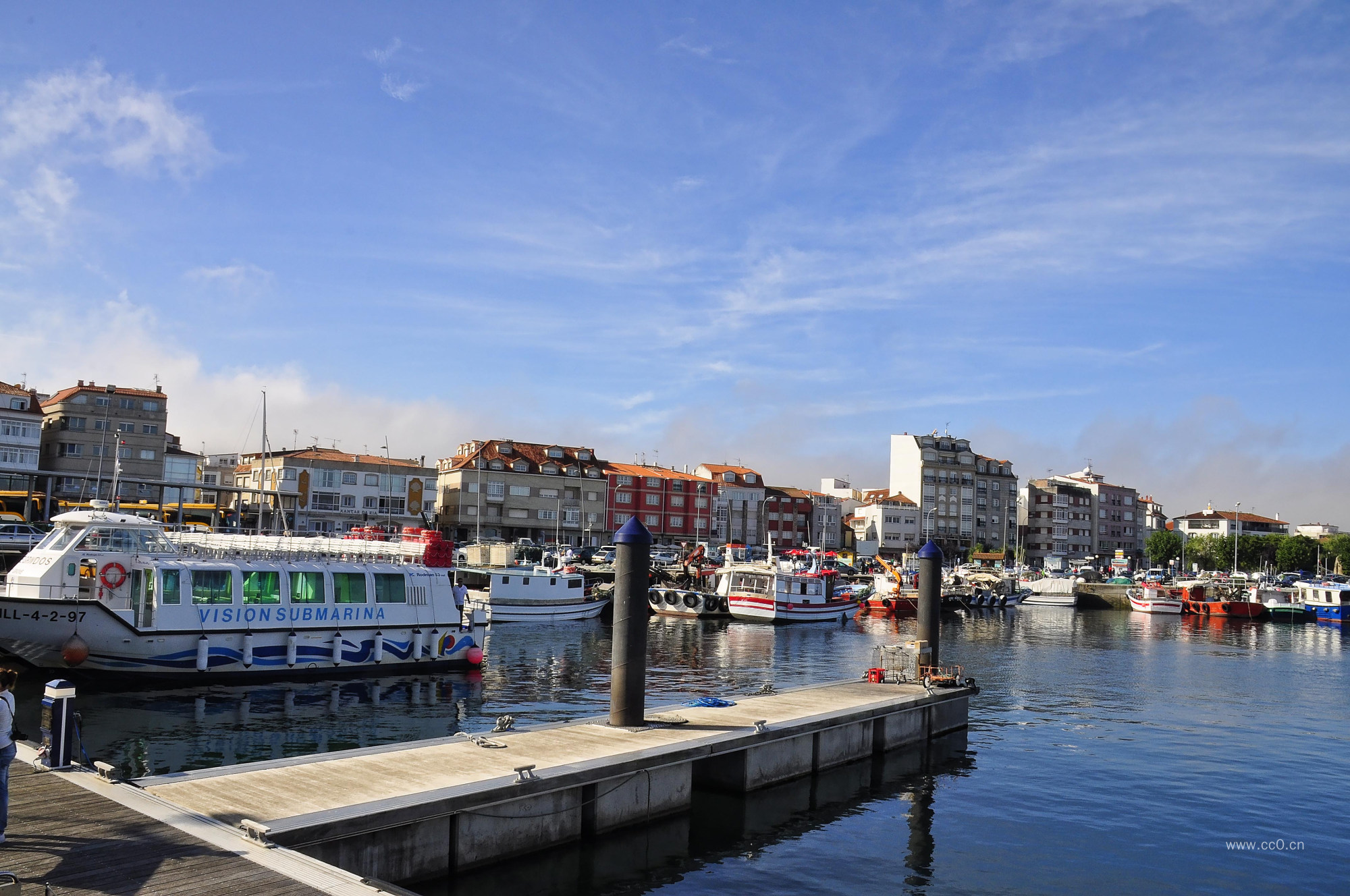 西班牙城市码头停靠的船只