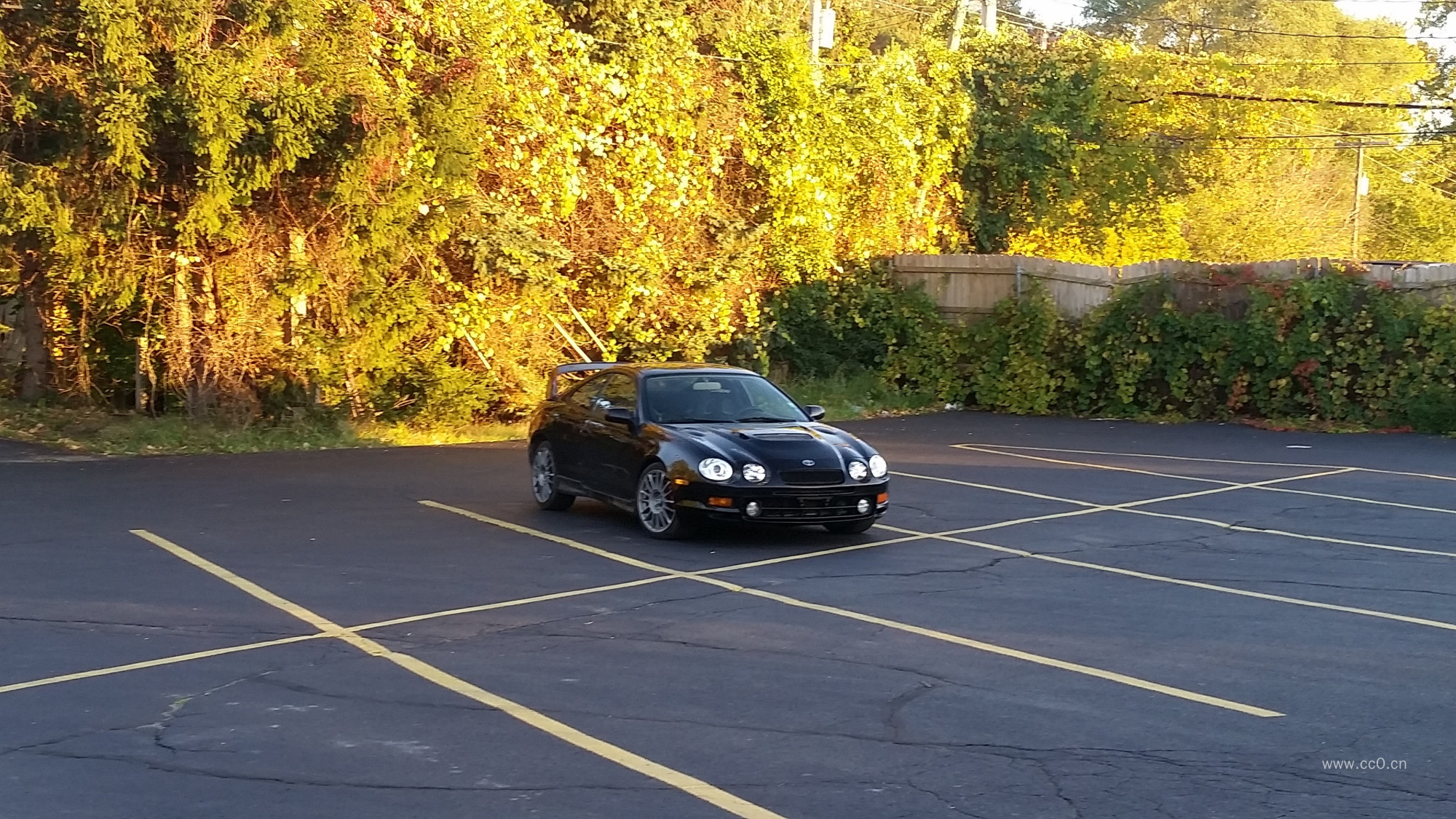 停车场的一辆轿车图片