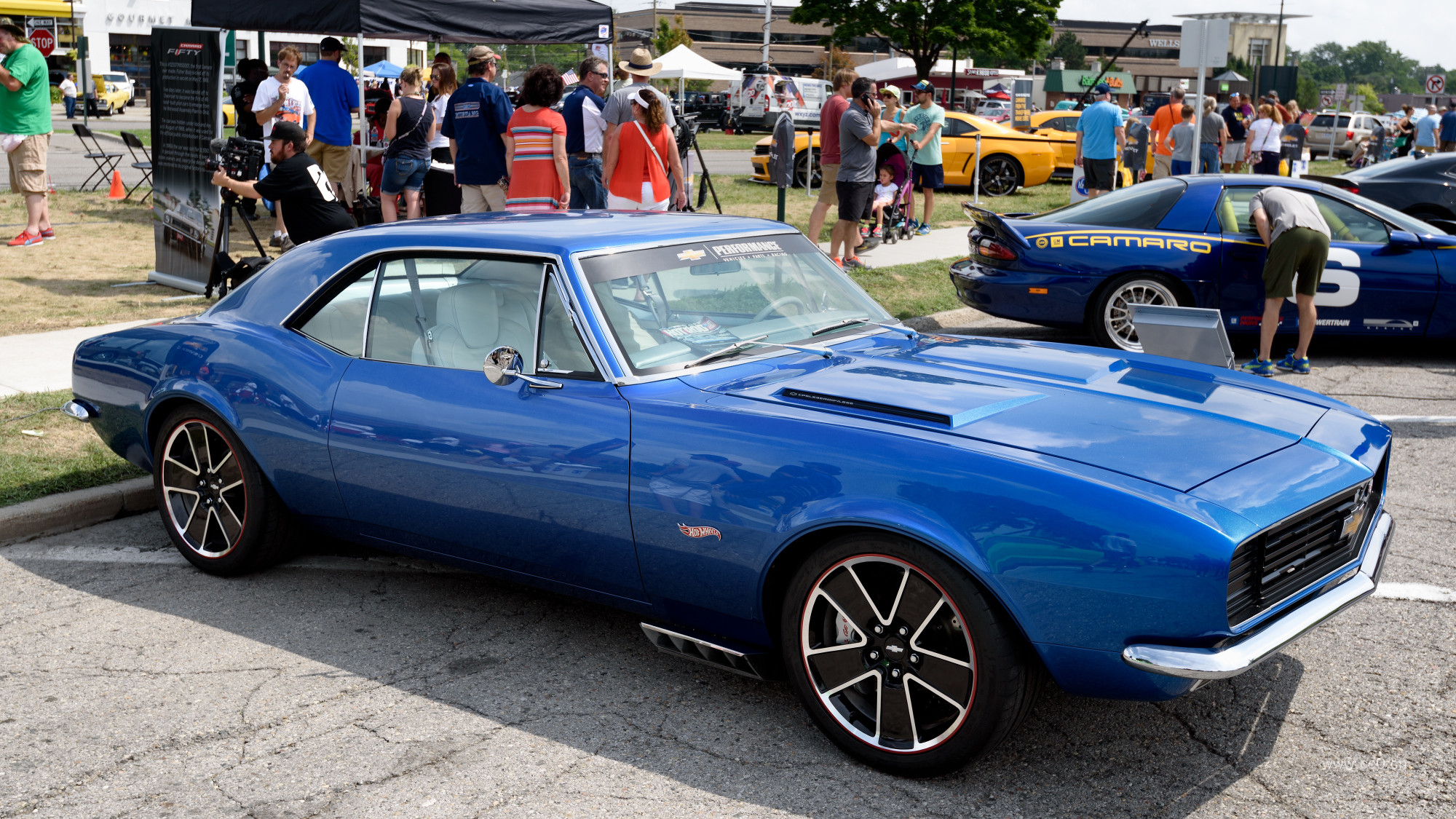 蓝色的跑车图片