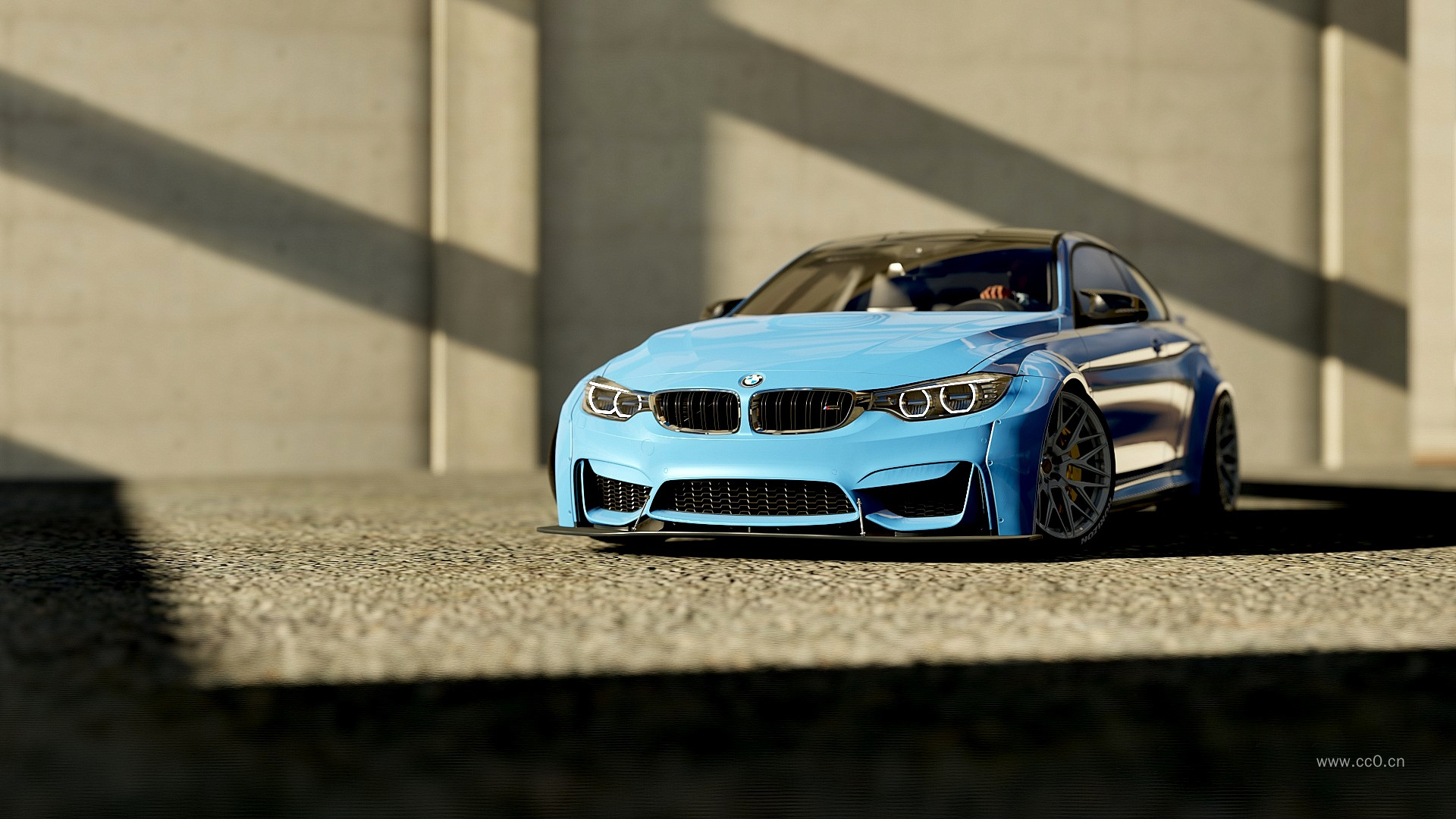 阳光下的蓝色宝马跑车