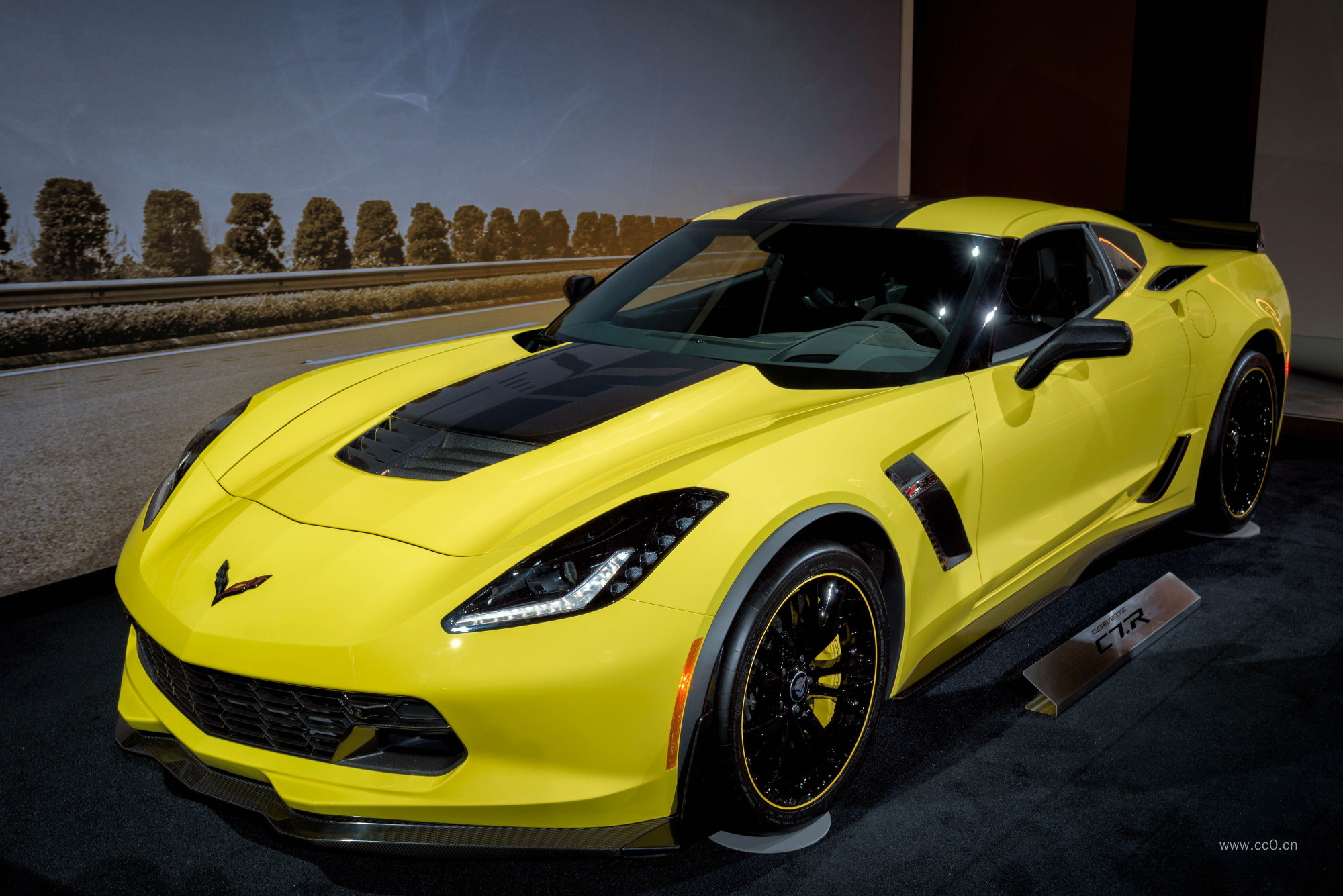 黄色的雪佛兰科尔维特跑车图片
