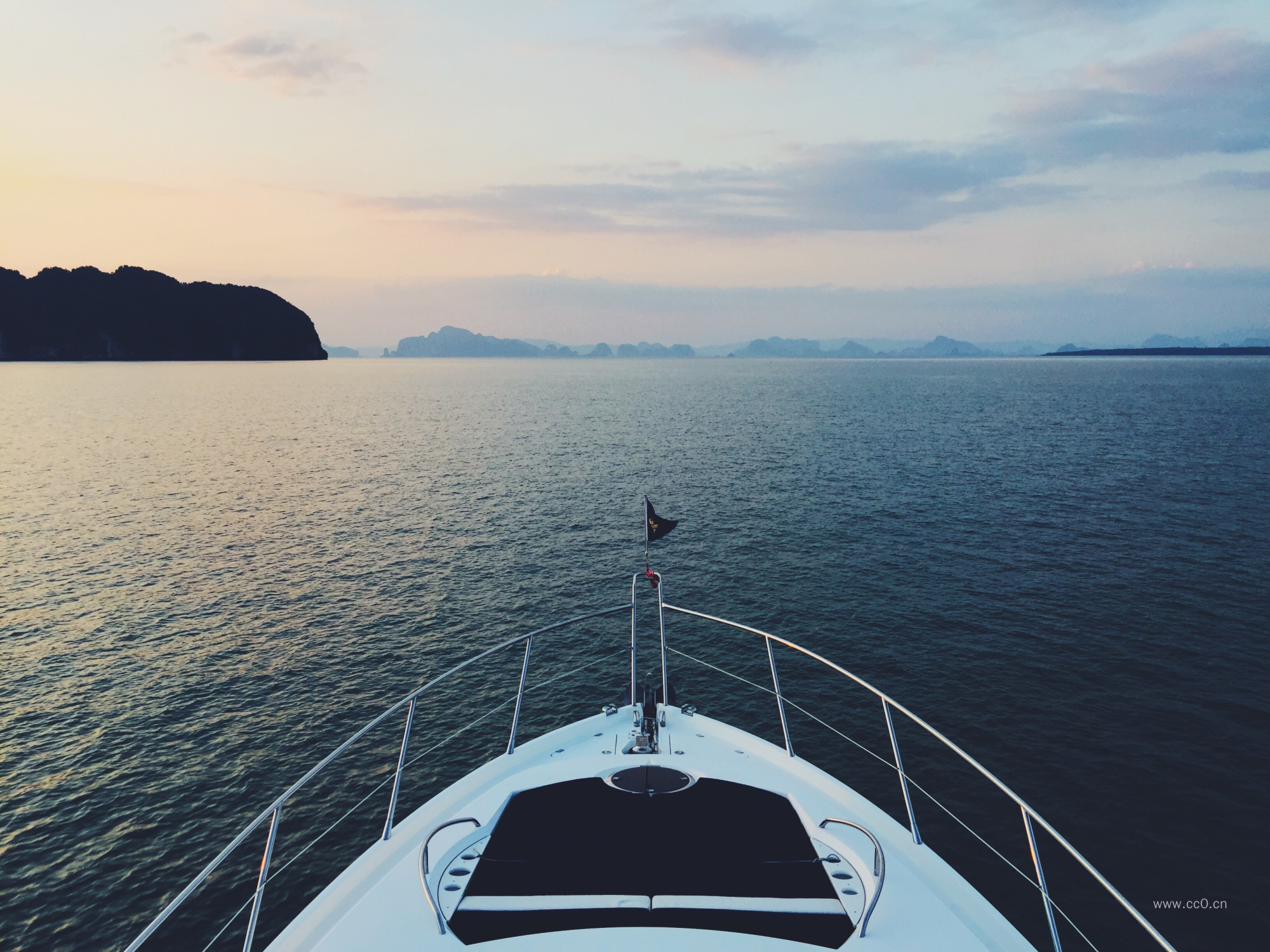 海面上航行的轮船船头图片