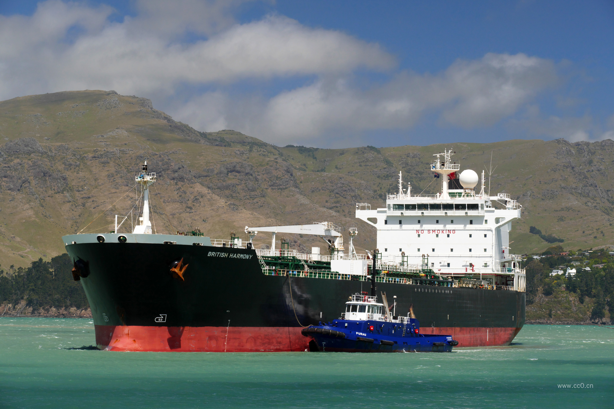 货轮与拖轮的图片