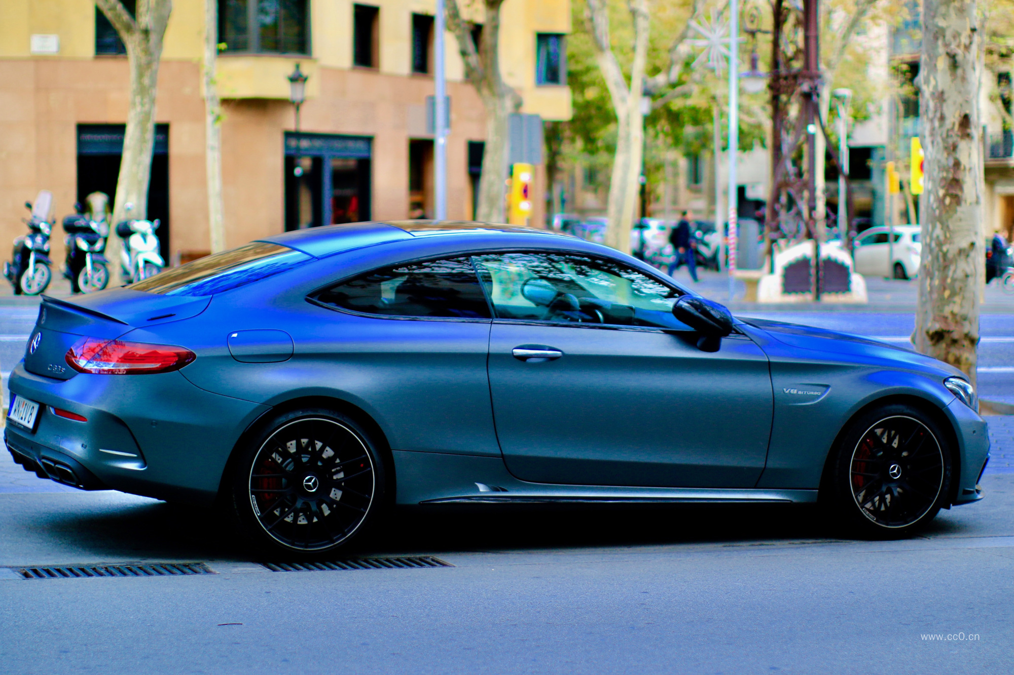 街道上的奔驰轿跑汽车