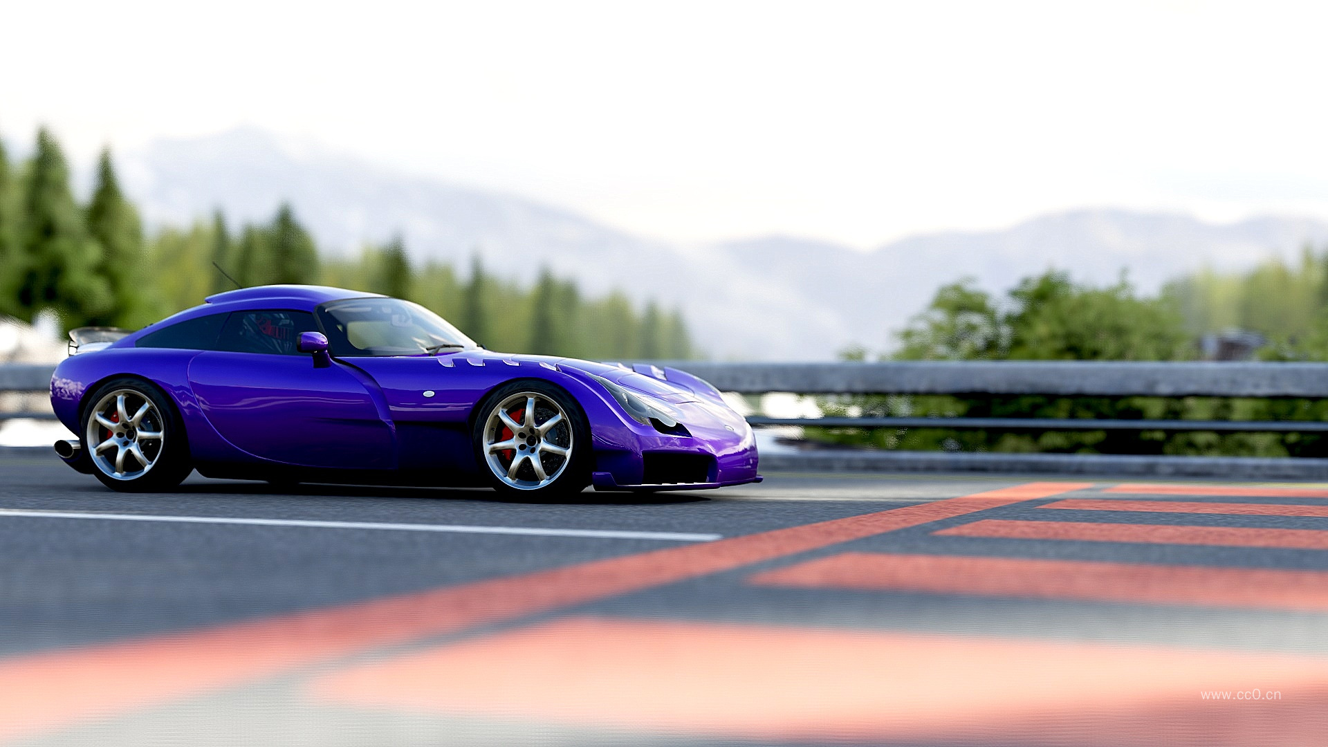 道路上行驶的蓝色轿跑