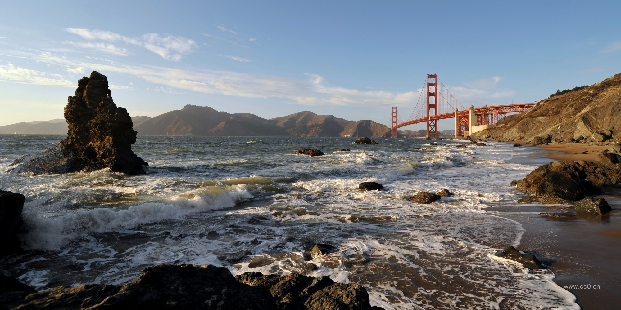 金门大桥与海滩的礁石图片