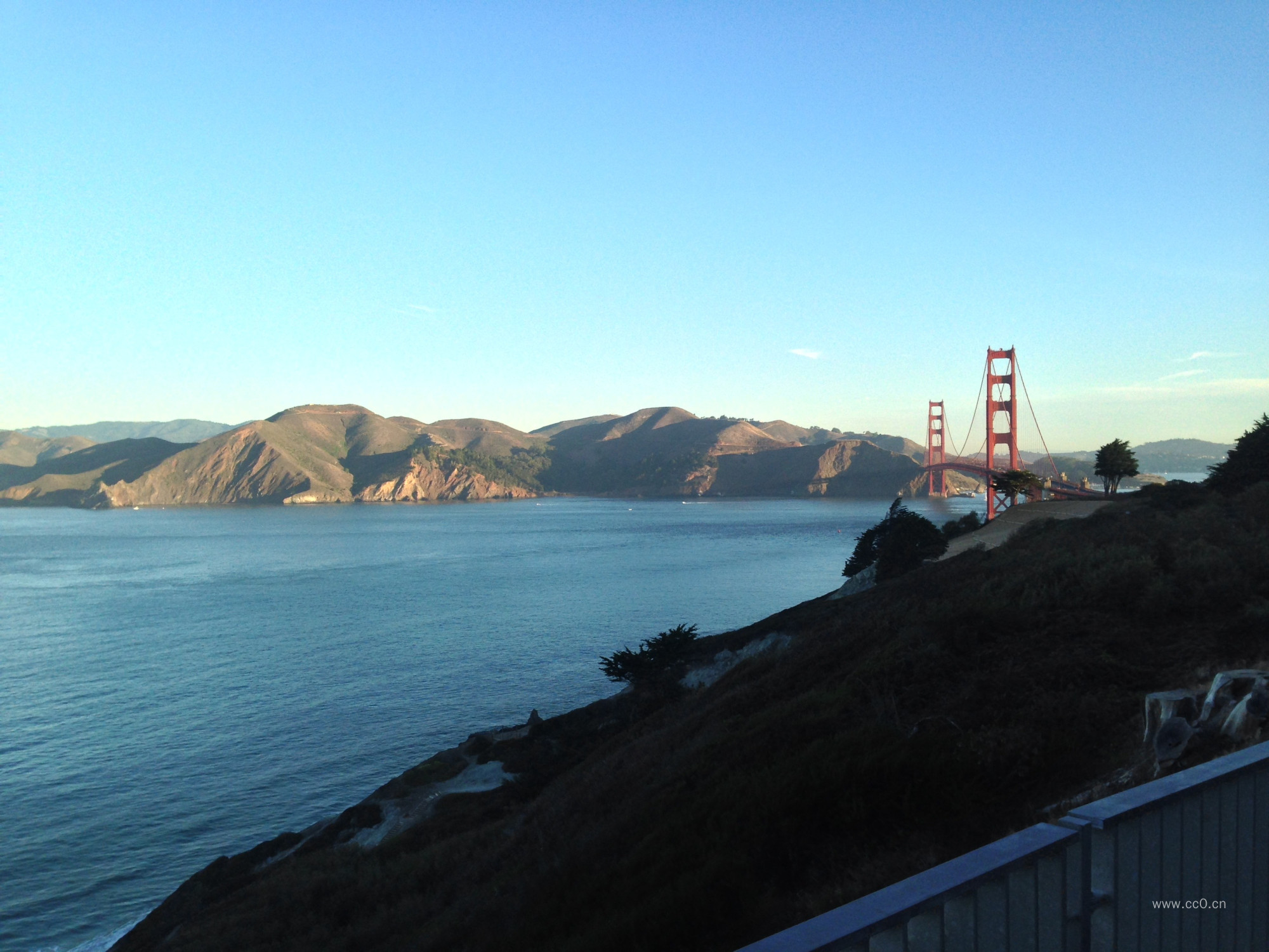 金门大桥河流与山丘图片