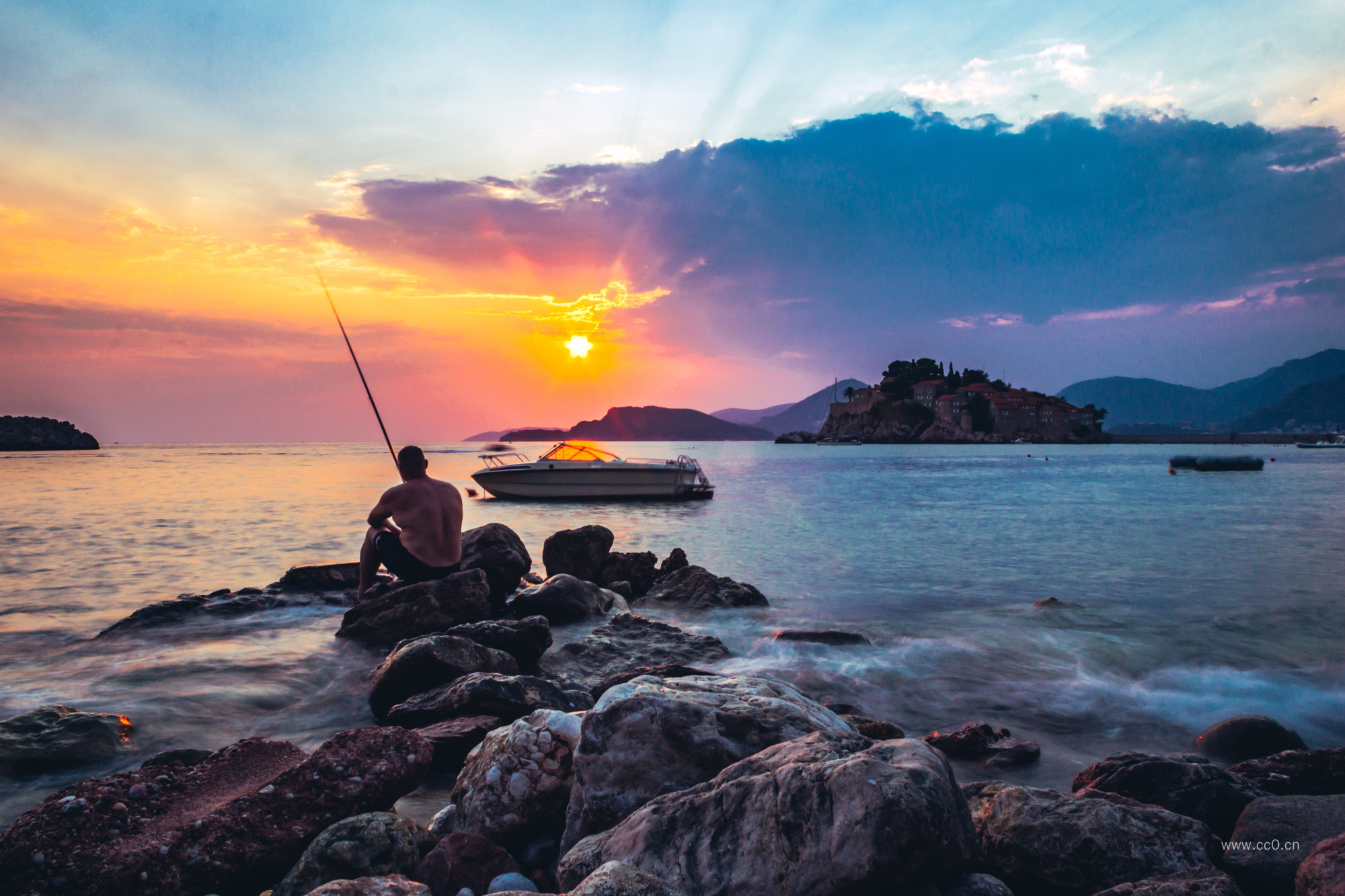 傍晚日落时分钓鱼的男人