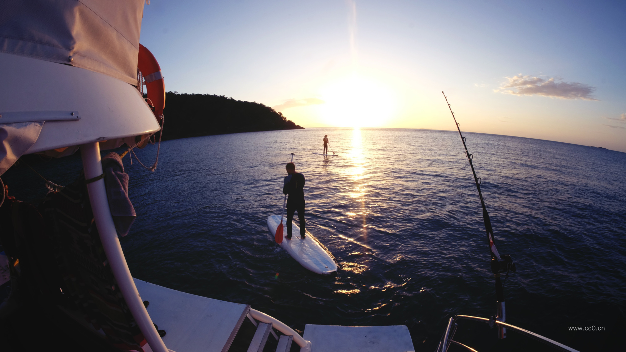 大海海面划船的人群
