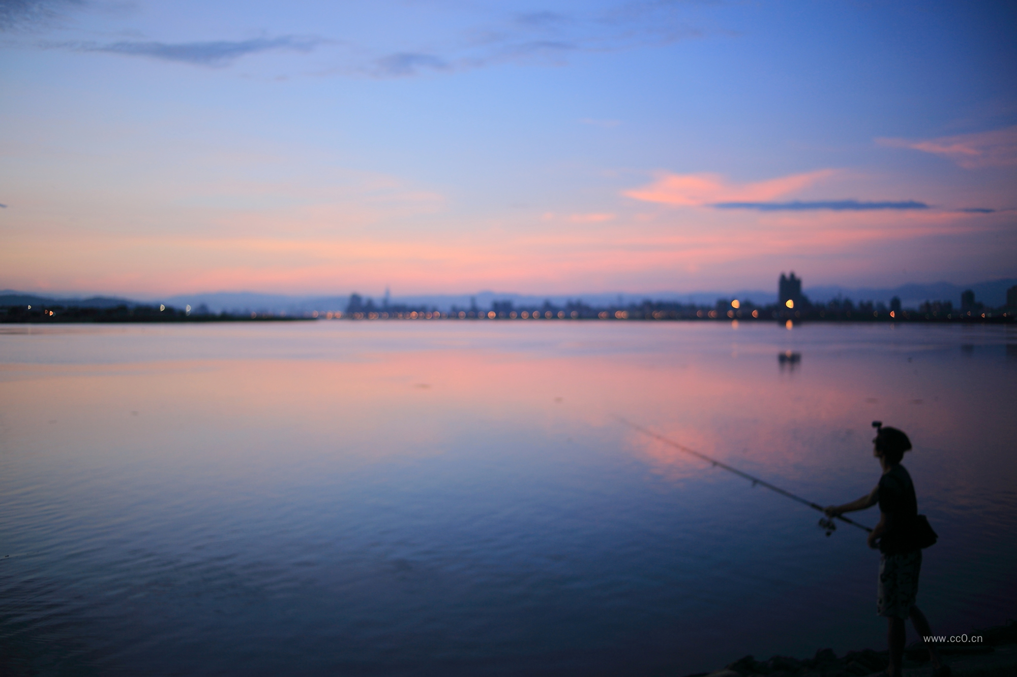晚霞黄昏的湖面与钓鱼人物剪影