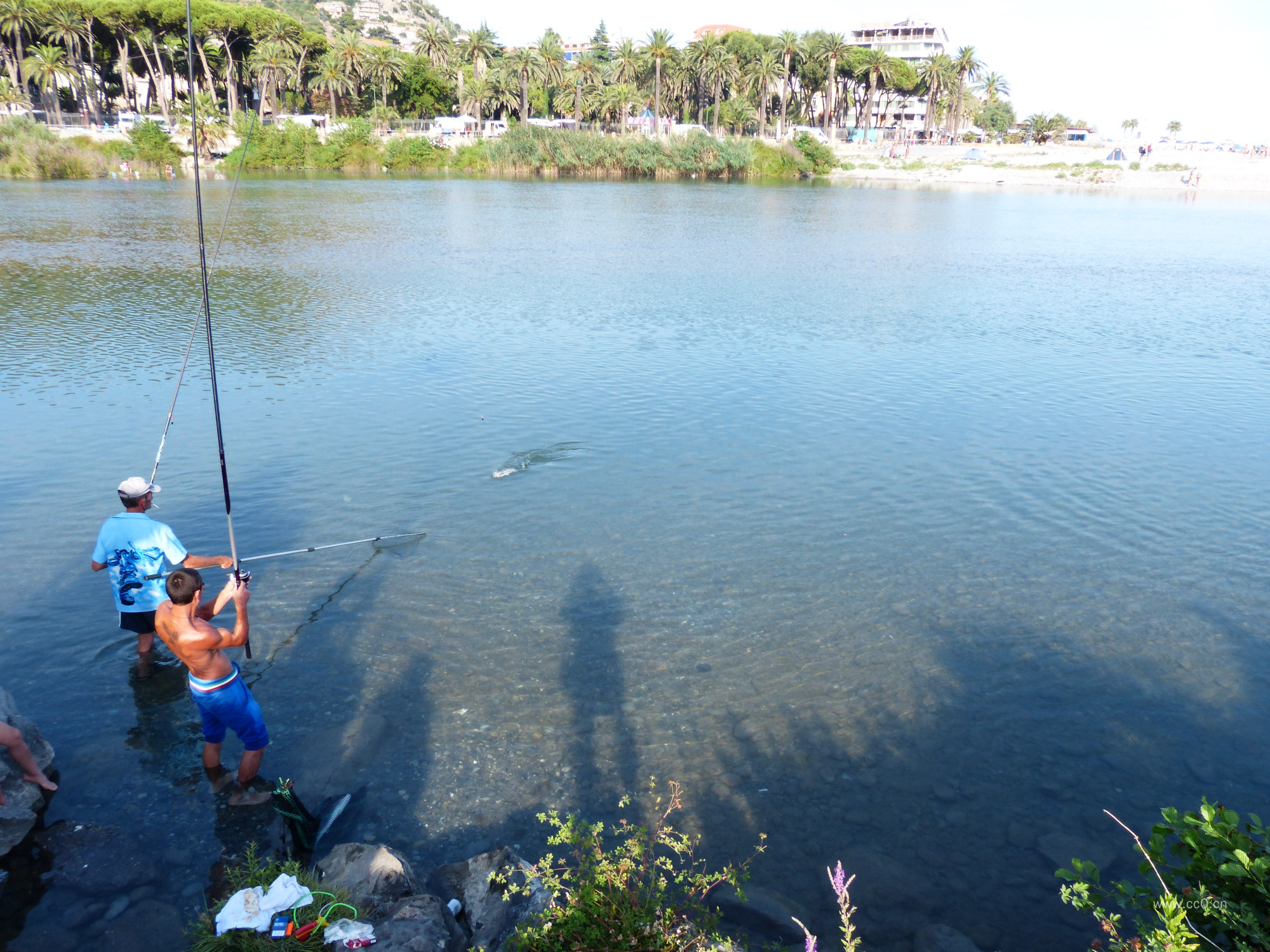 河流里钓鱼的男子人物