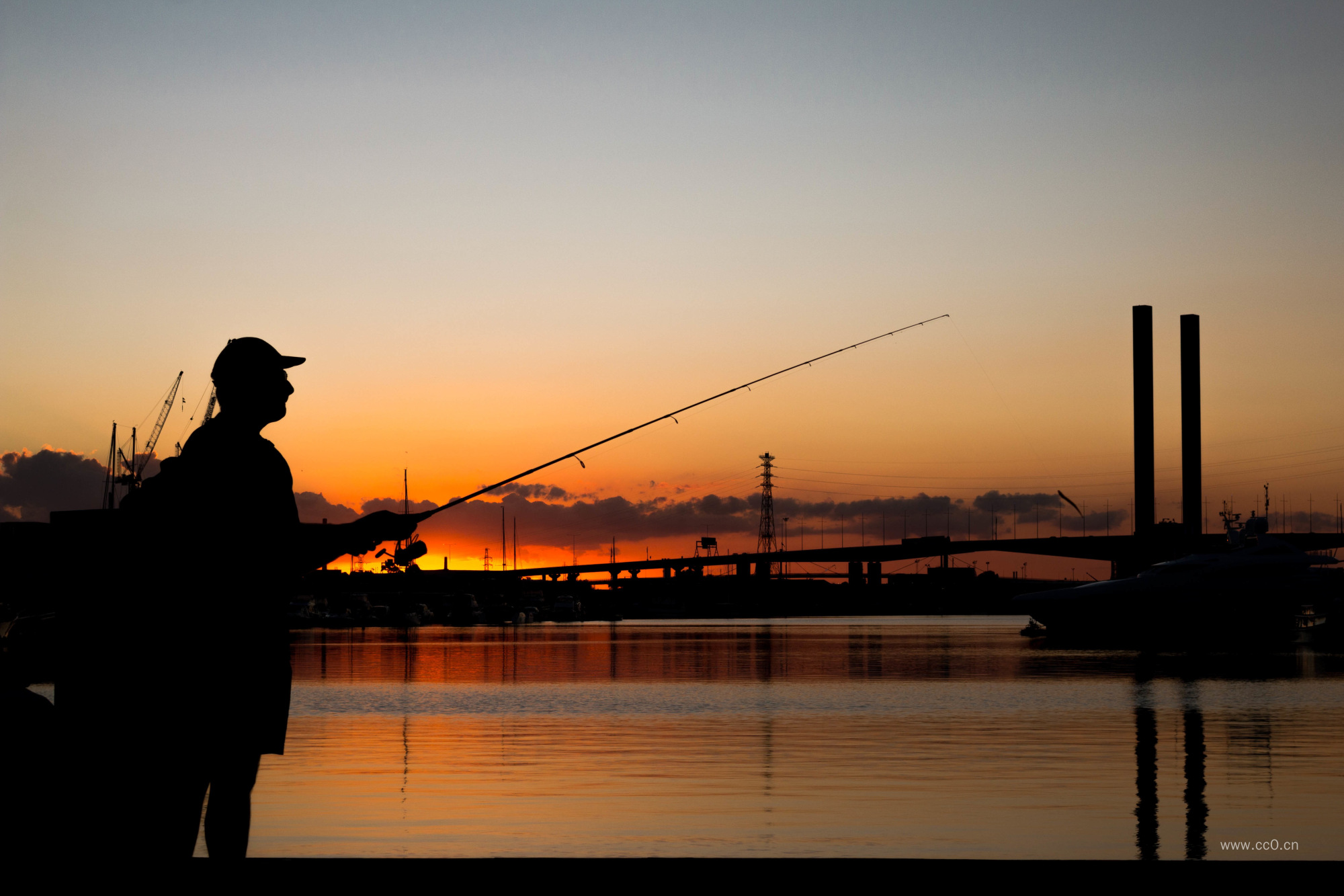 钓鱼的人物剪影