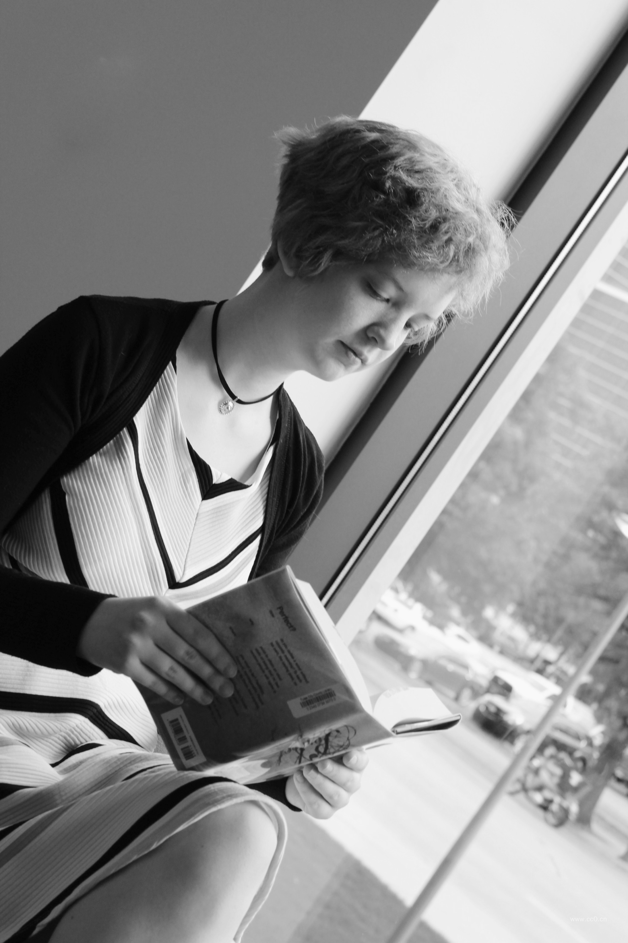 在阅读的女人黑白图片