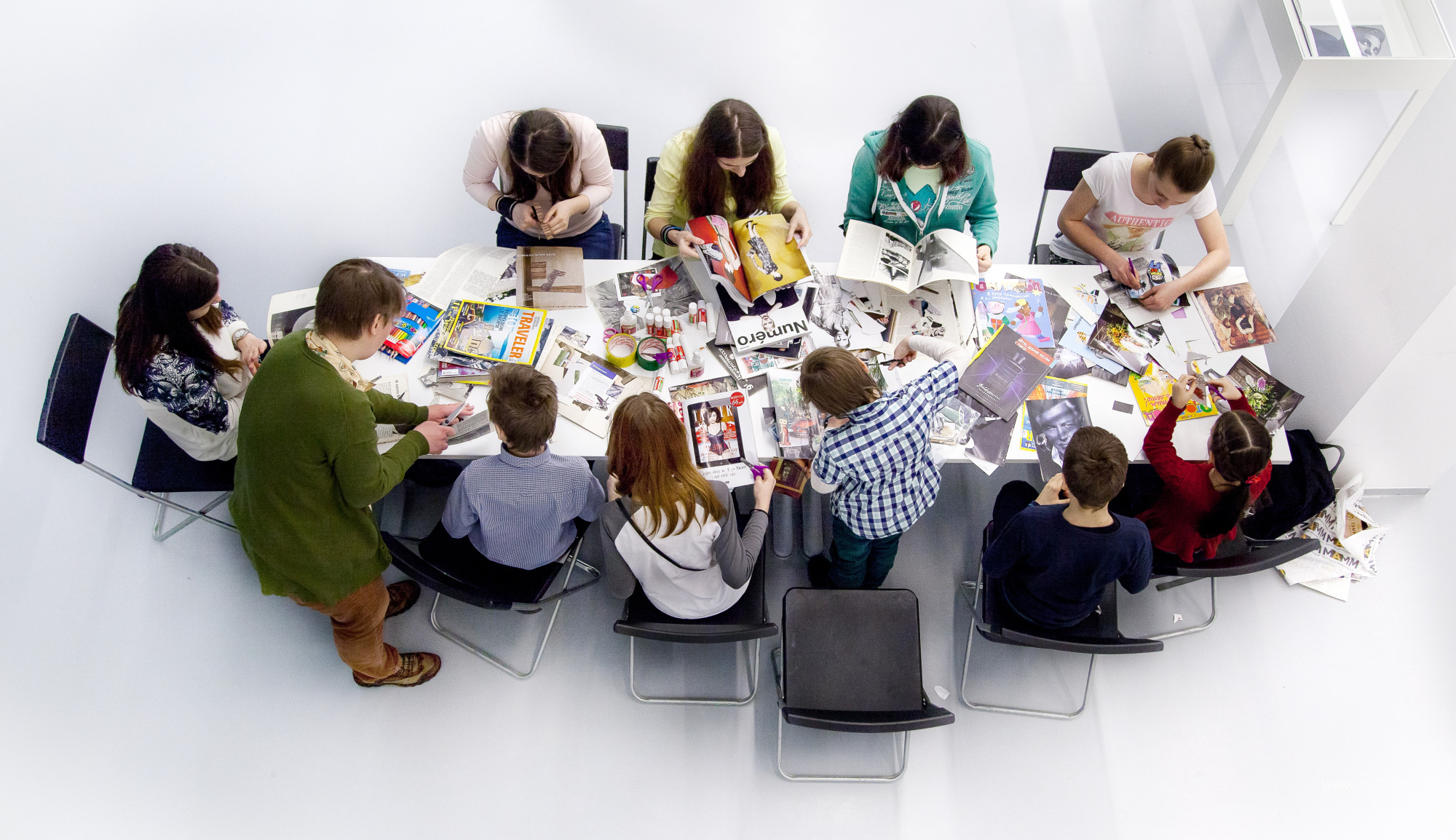 正在翻阅杂志的团队人物