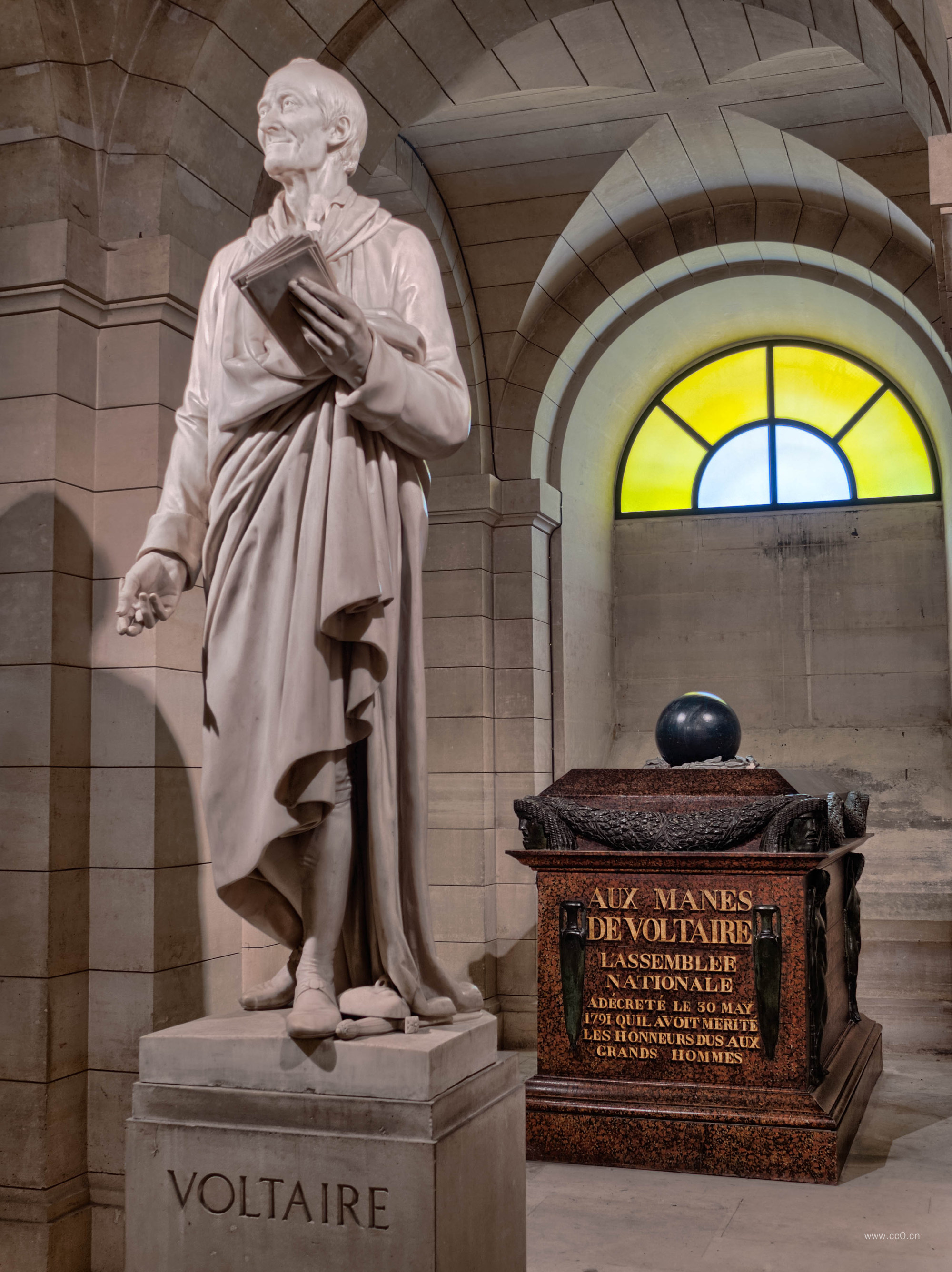 伏尔泰雕塑图片