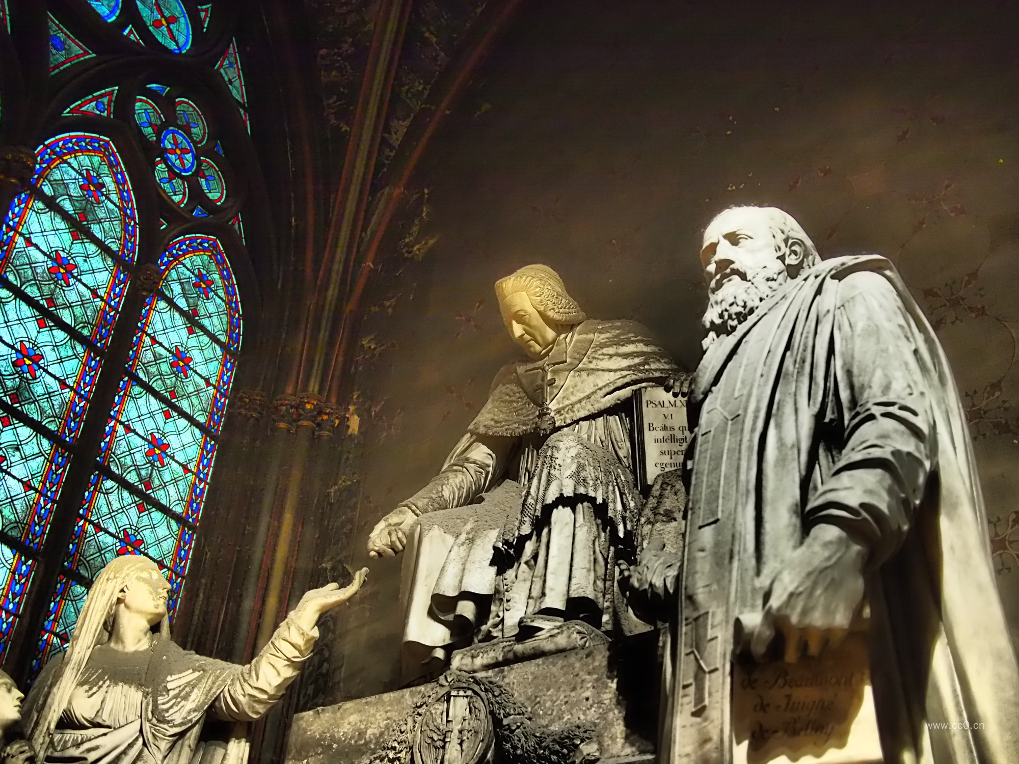 教堂内的人物雕塑