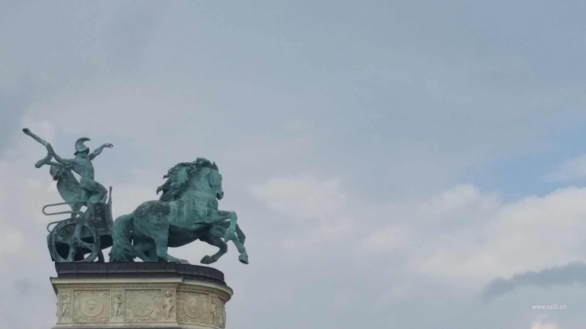 马车与人的雕塑图片