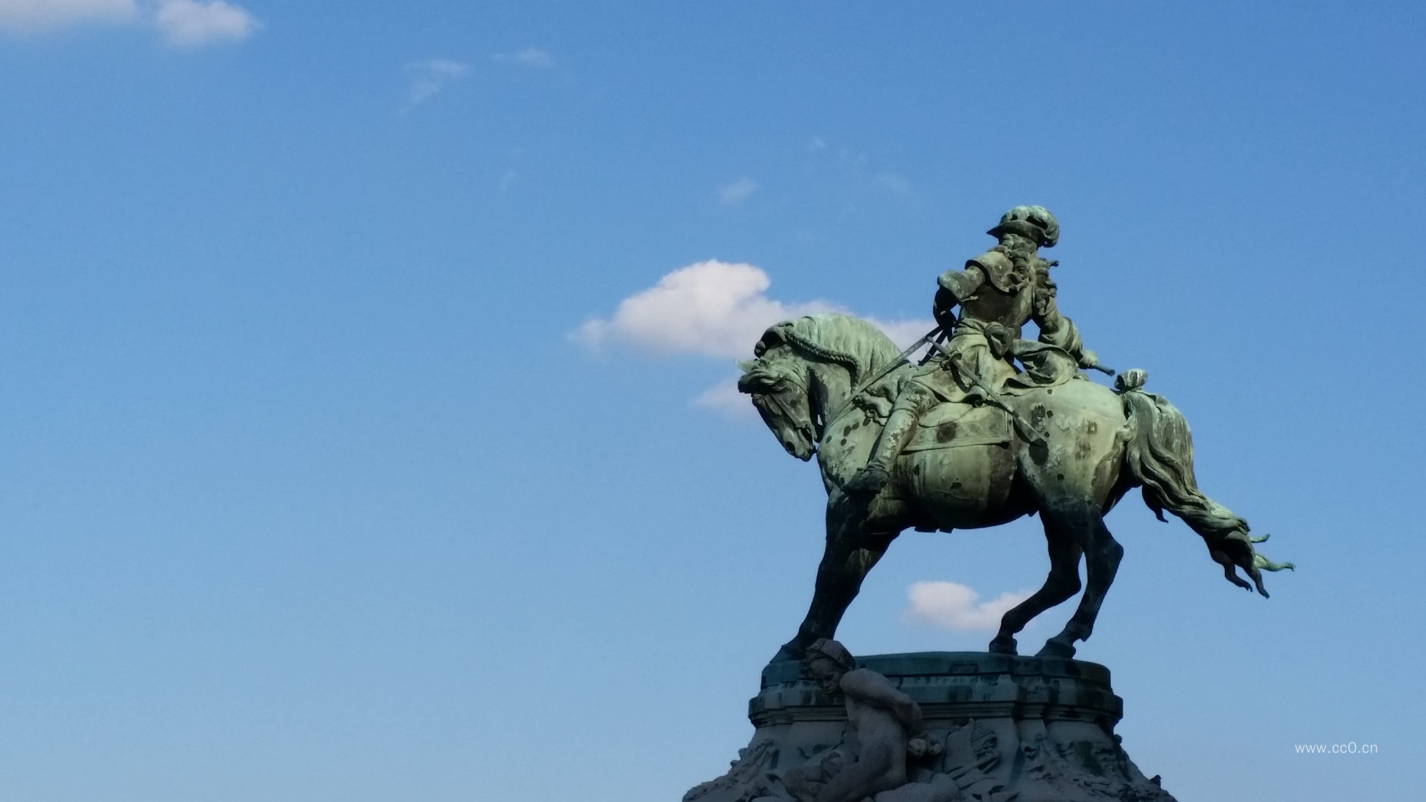 骑马的雕塑与天空图片