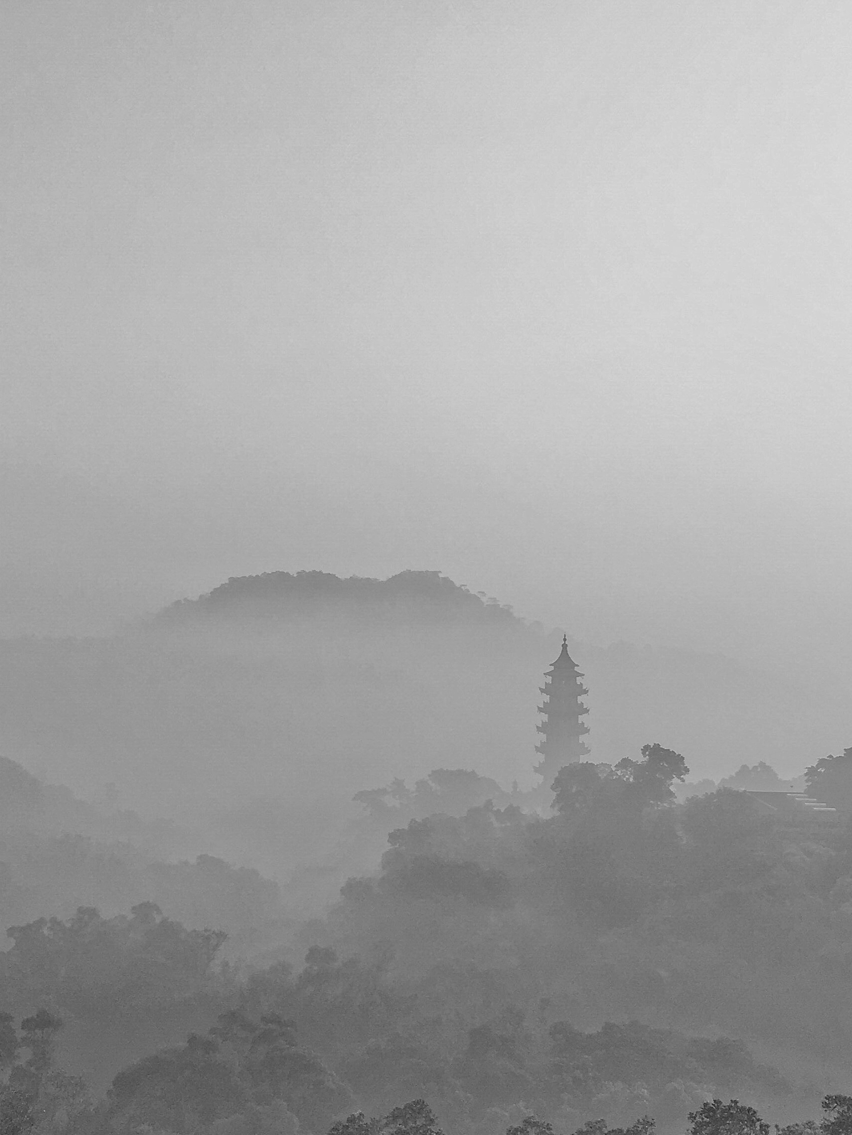 澄海雾气，塔，山