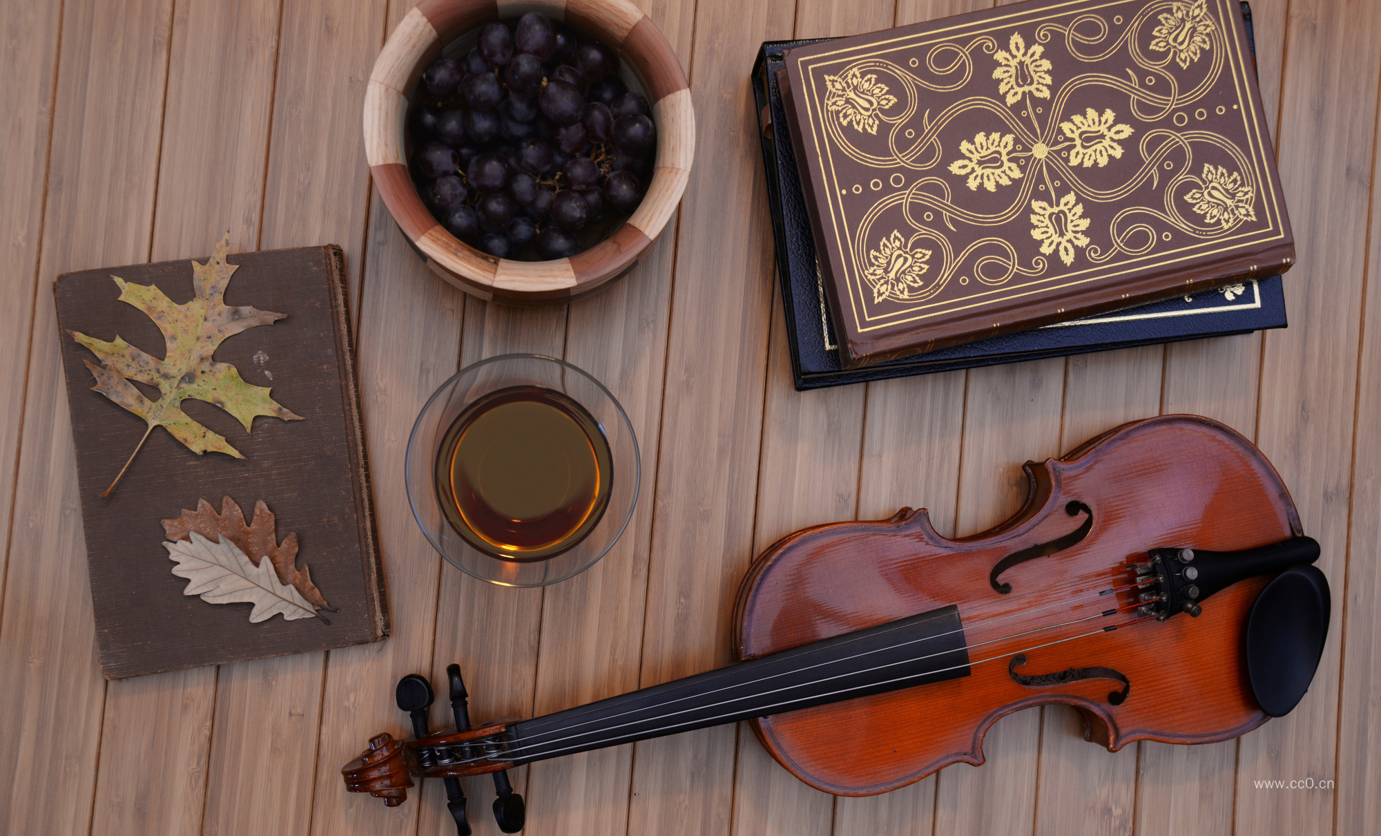 木地板上的小提琴乐器静物图片