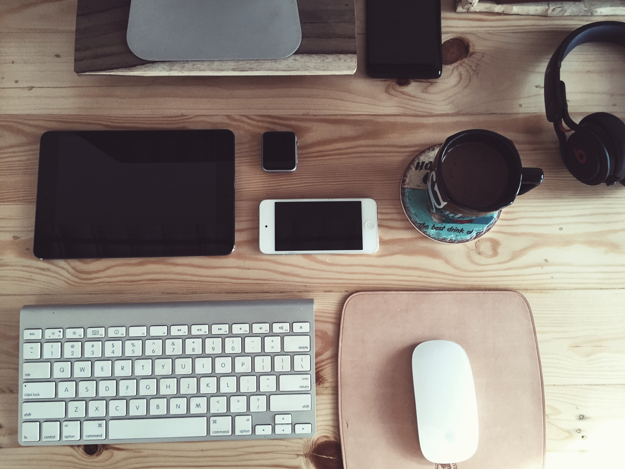 桌面上的键盘鼠标与平板电脑电子产品图片