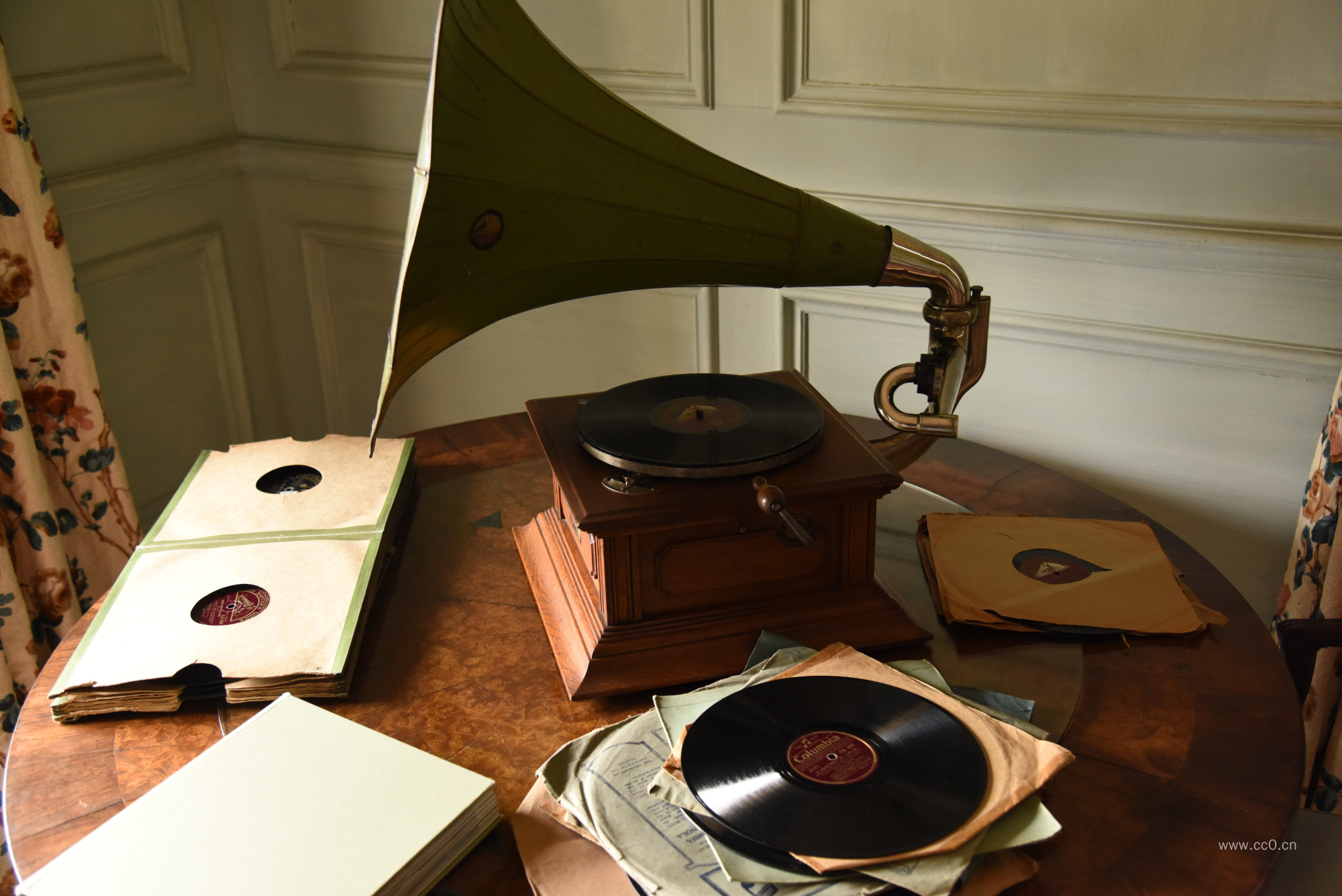 复古留声机与音乐唱片图片