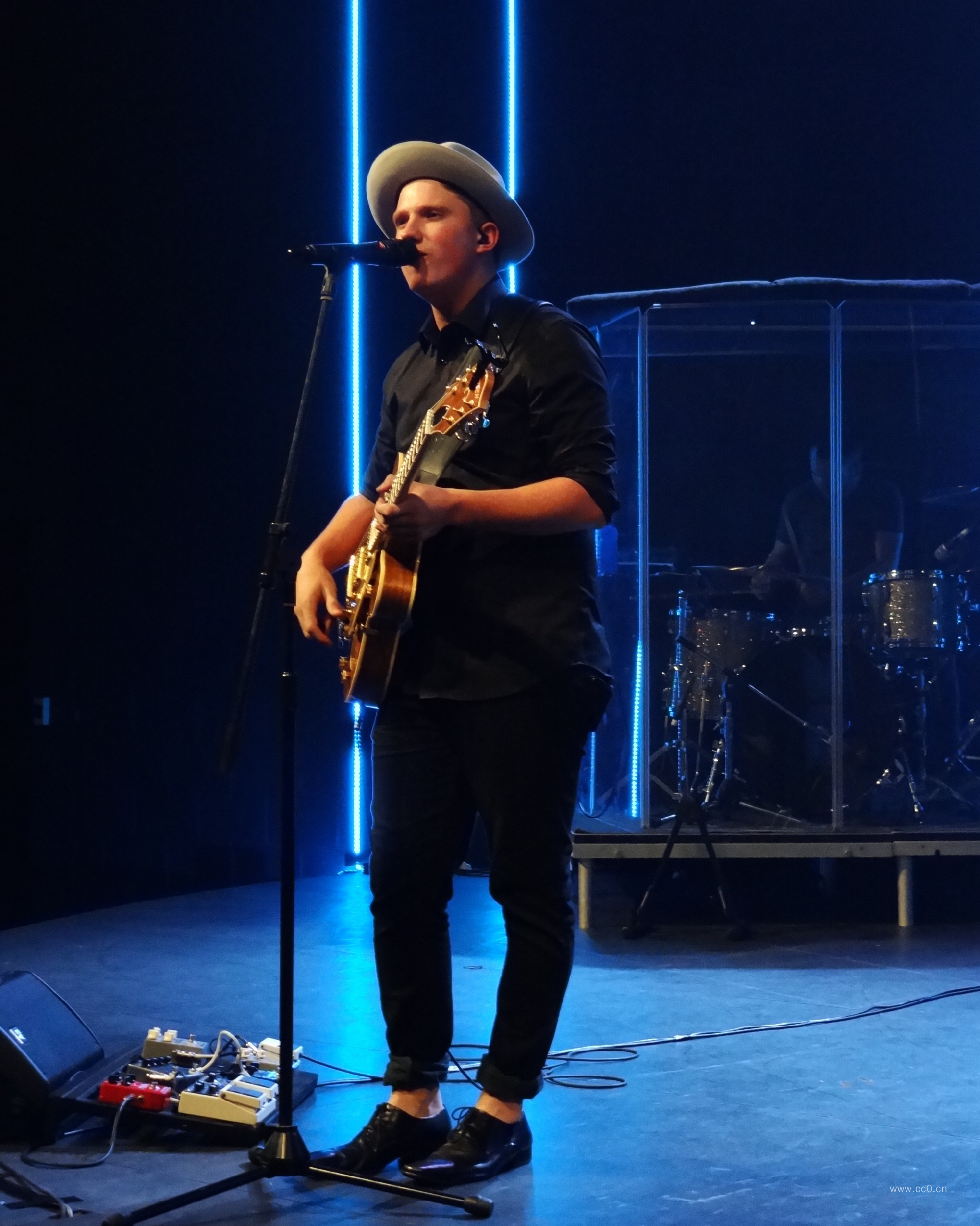 弹吉他歌唱的人物图片