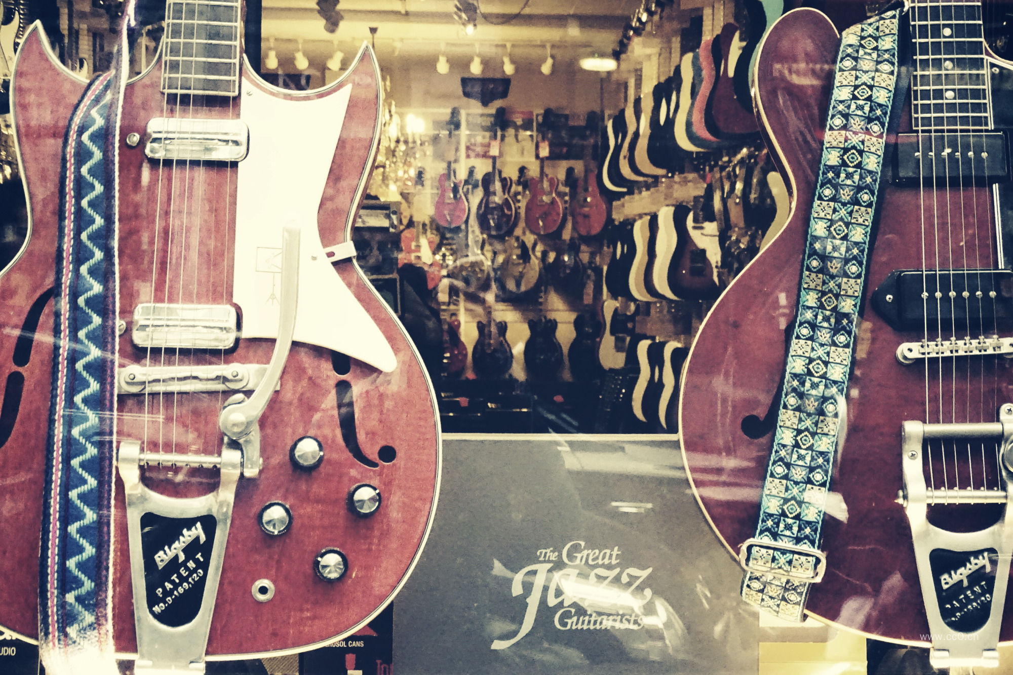 琴行的吉他图片