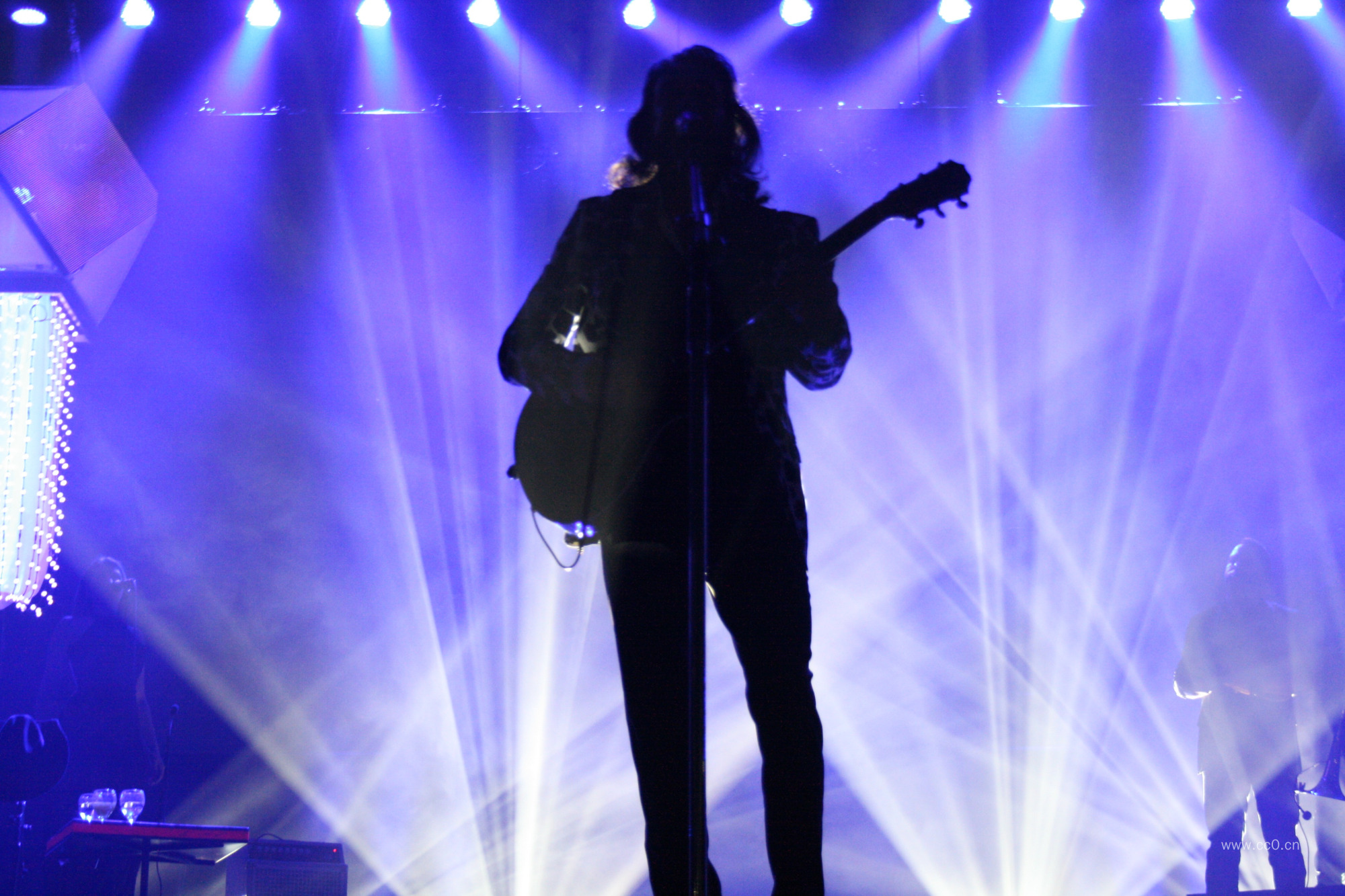 舞台上弹唱的音乐人物