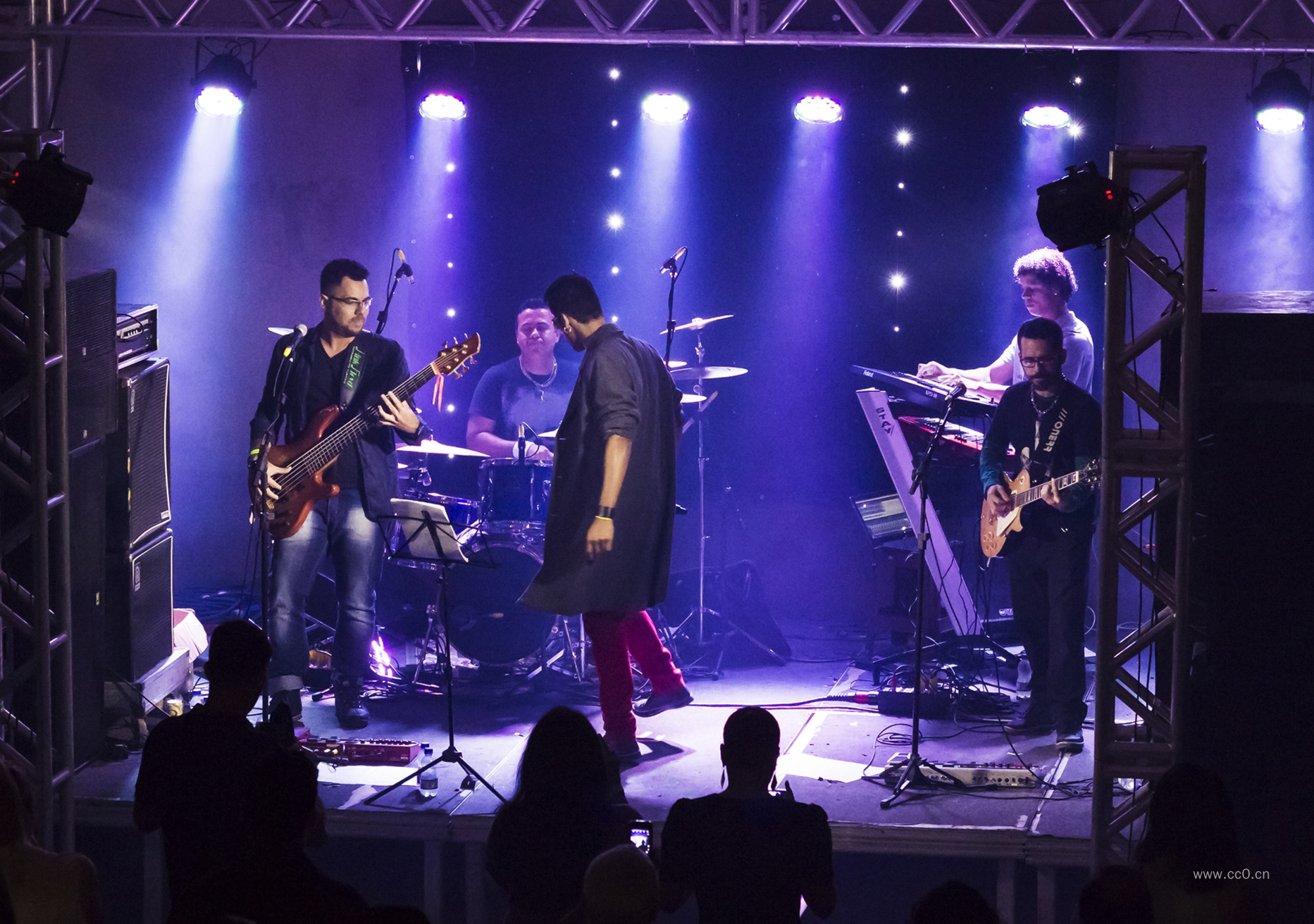 舞台上的乐队图片