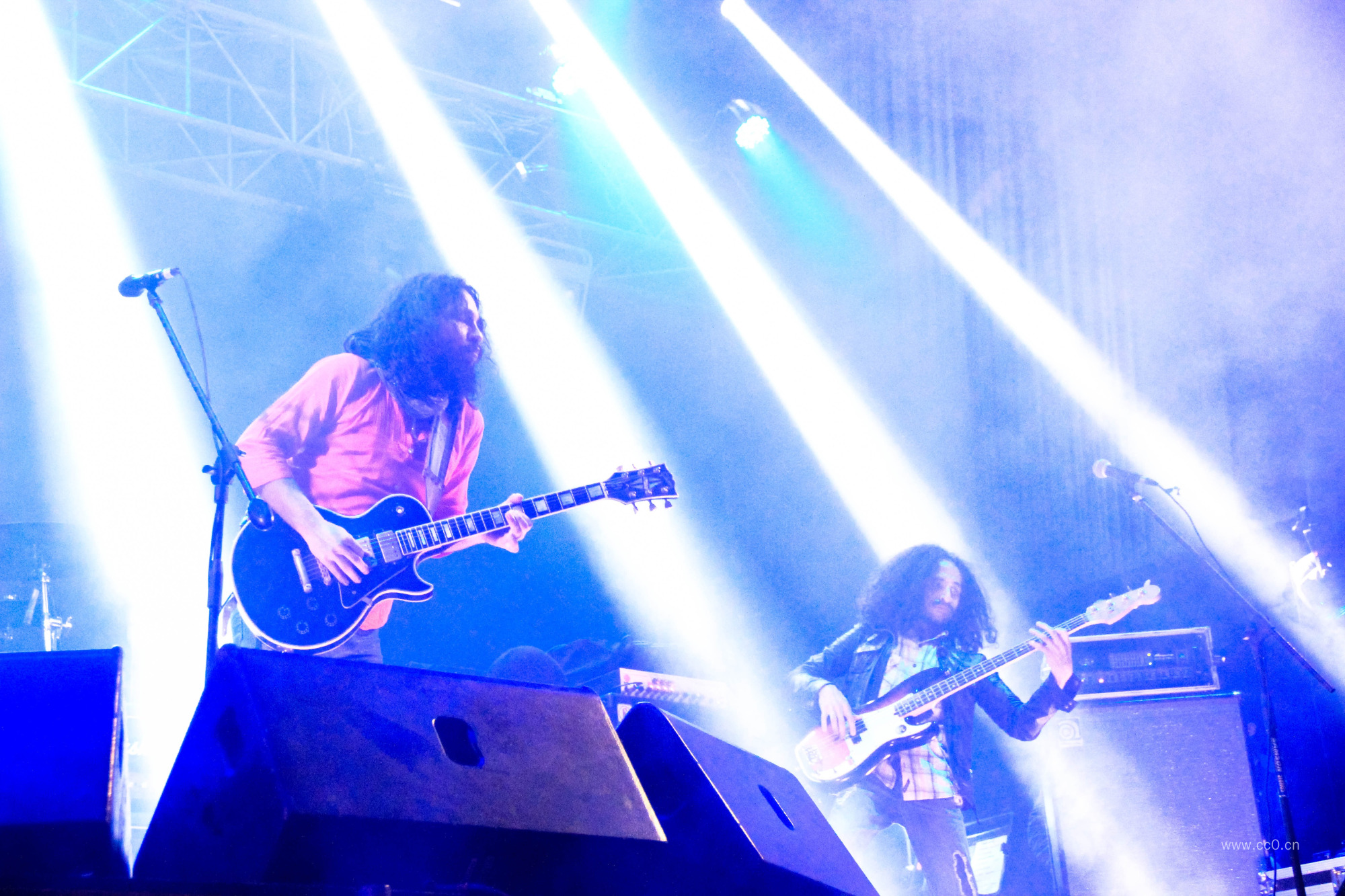 舞台上的摇滚歌手音乐人物