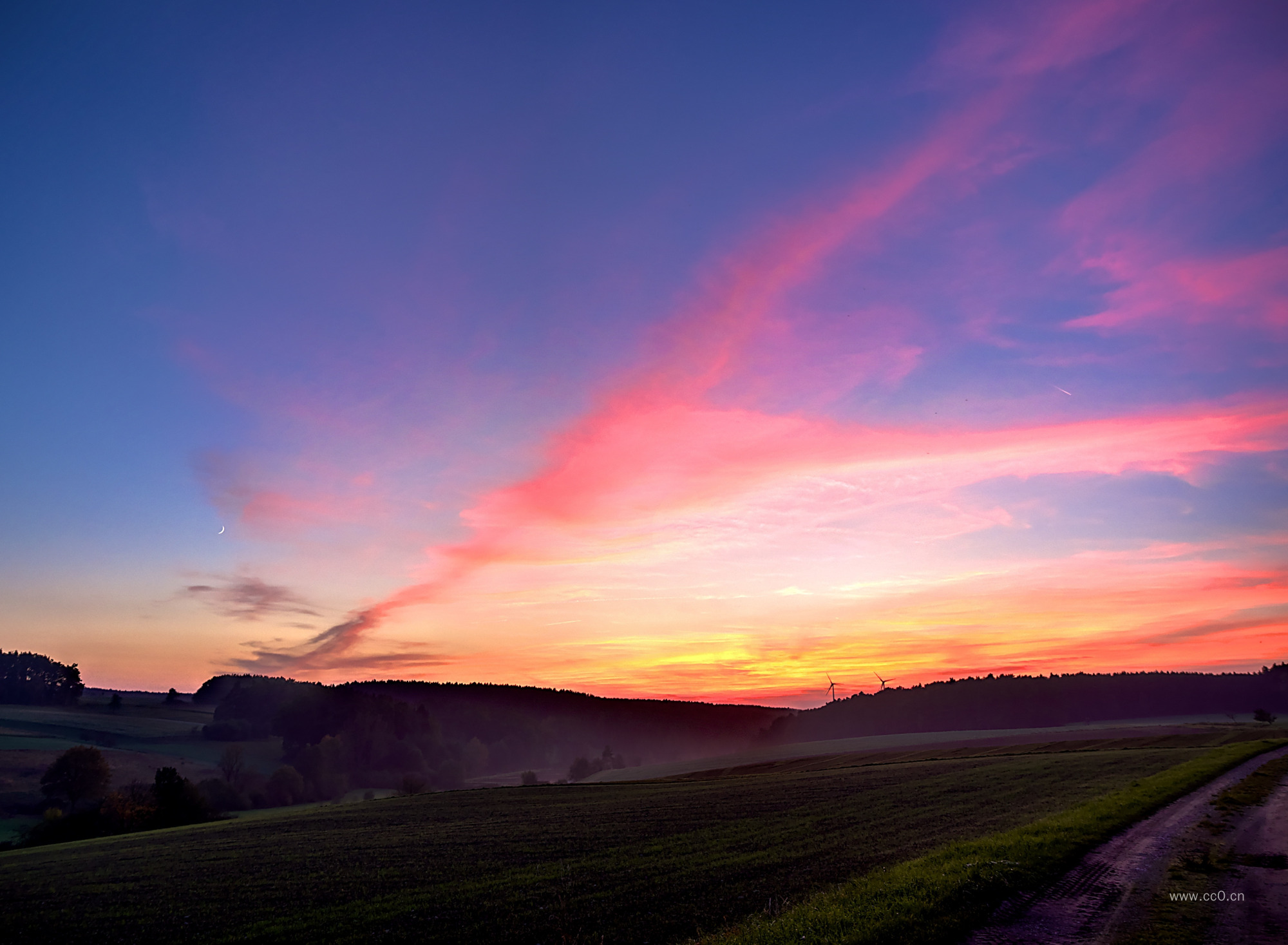 晚霞天空下的田园风景