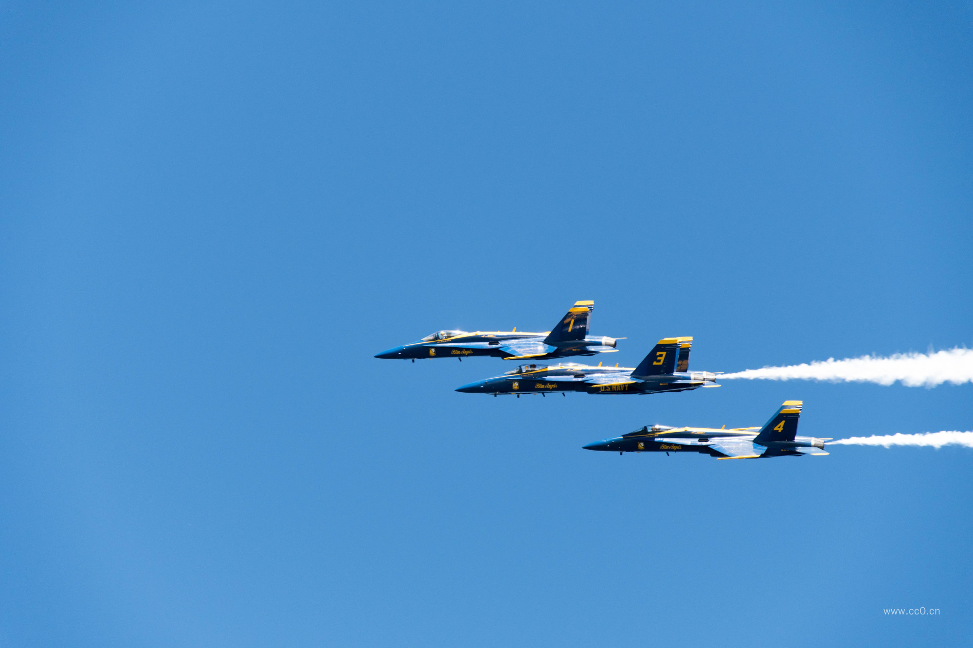 天空飞行的战斗机