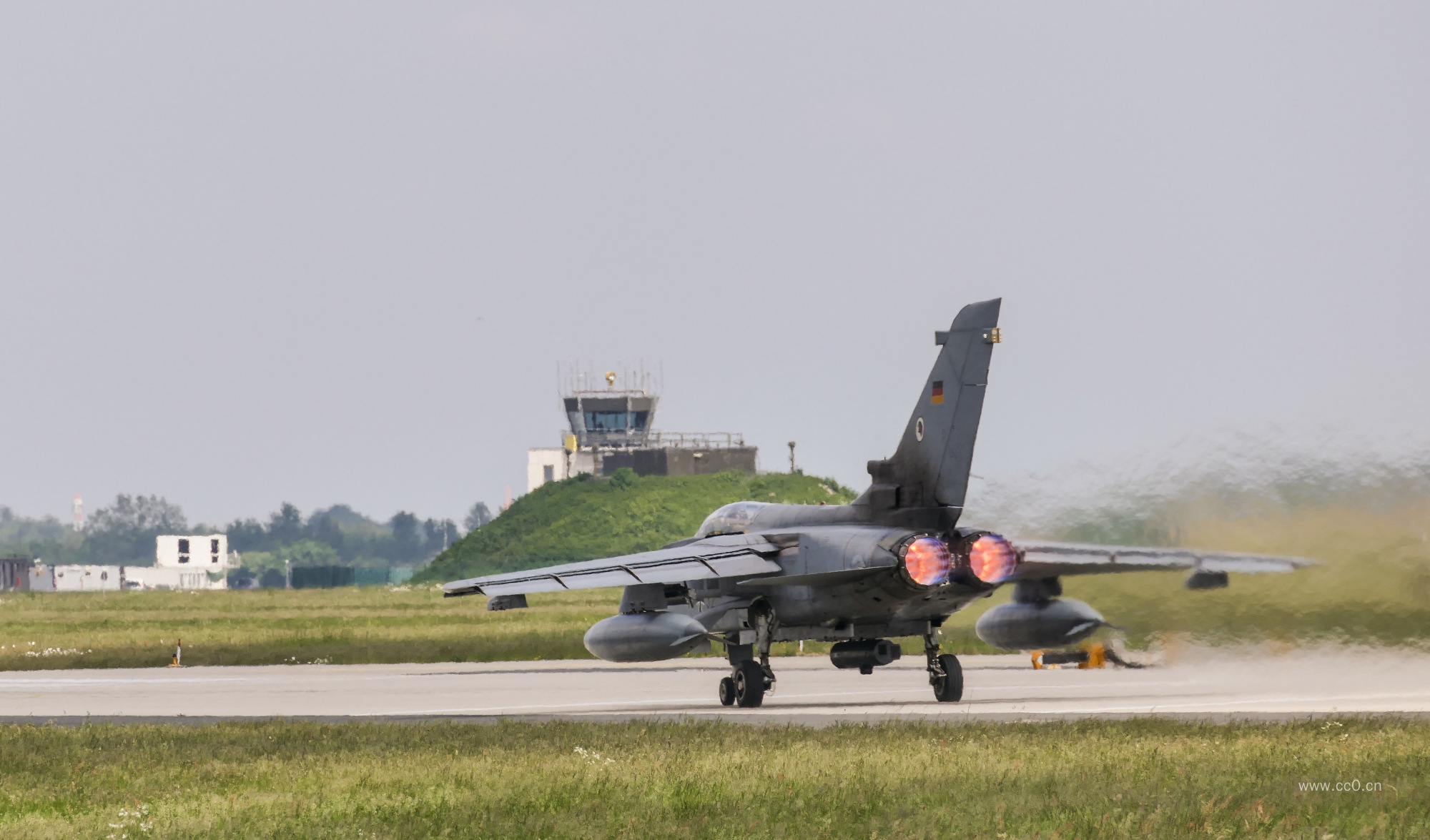 植被起飞的战斗机