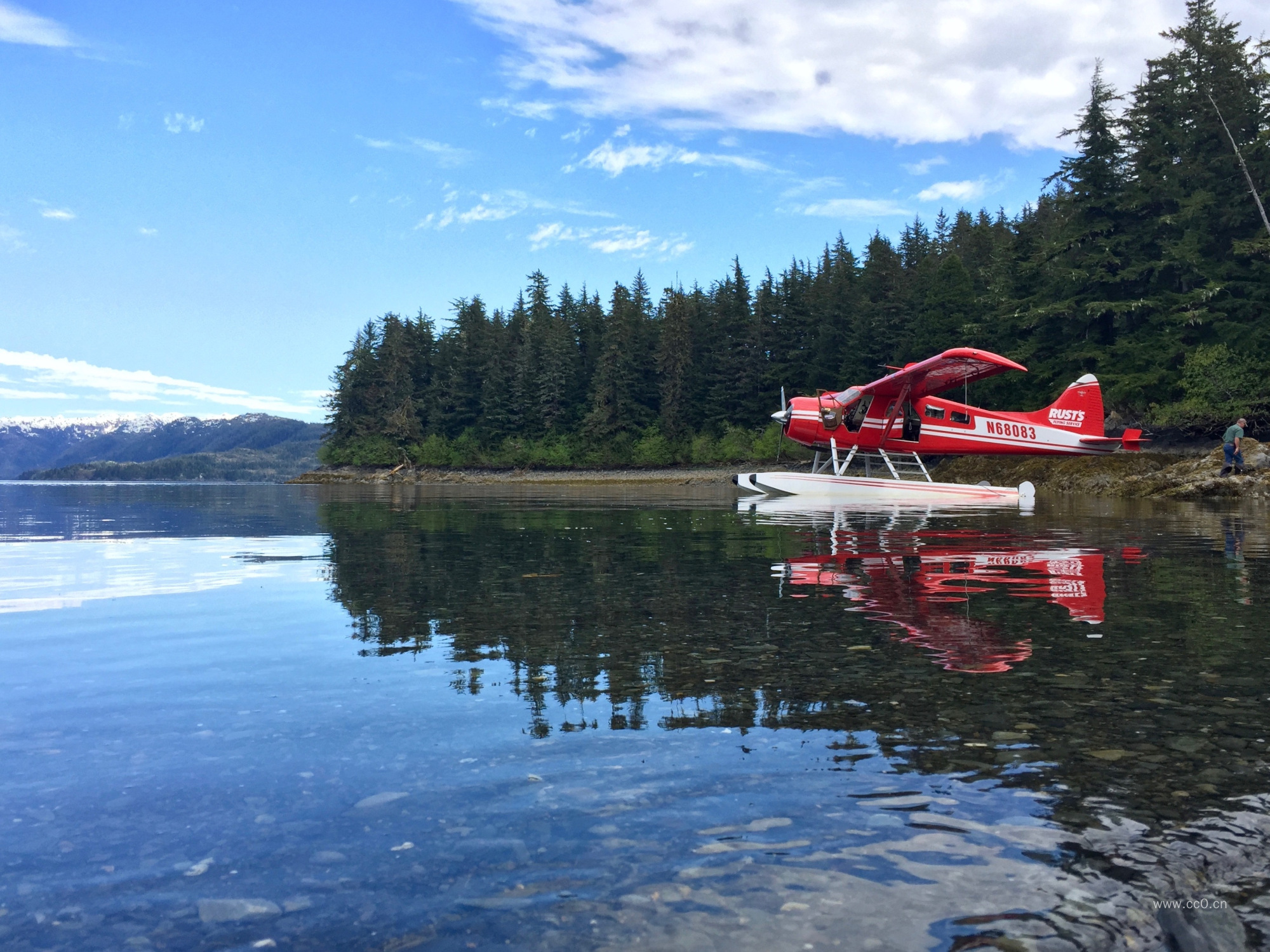 湖面上的水上飞机