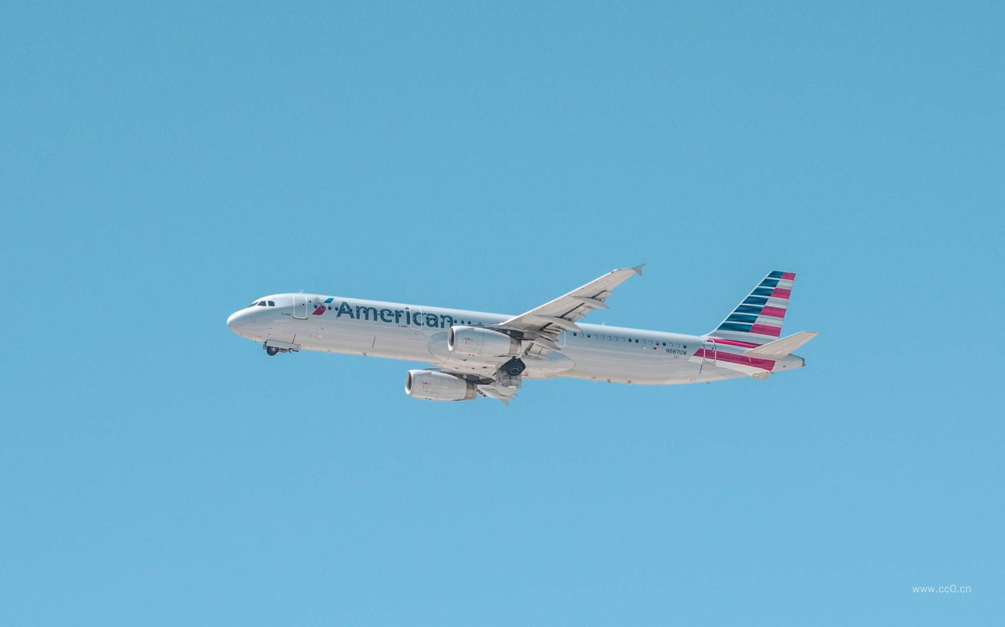 蓝天天空飞行的客机