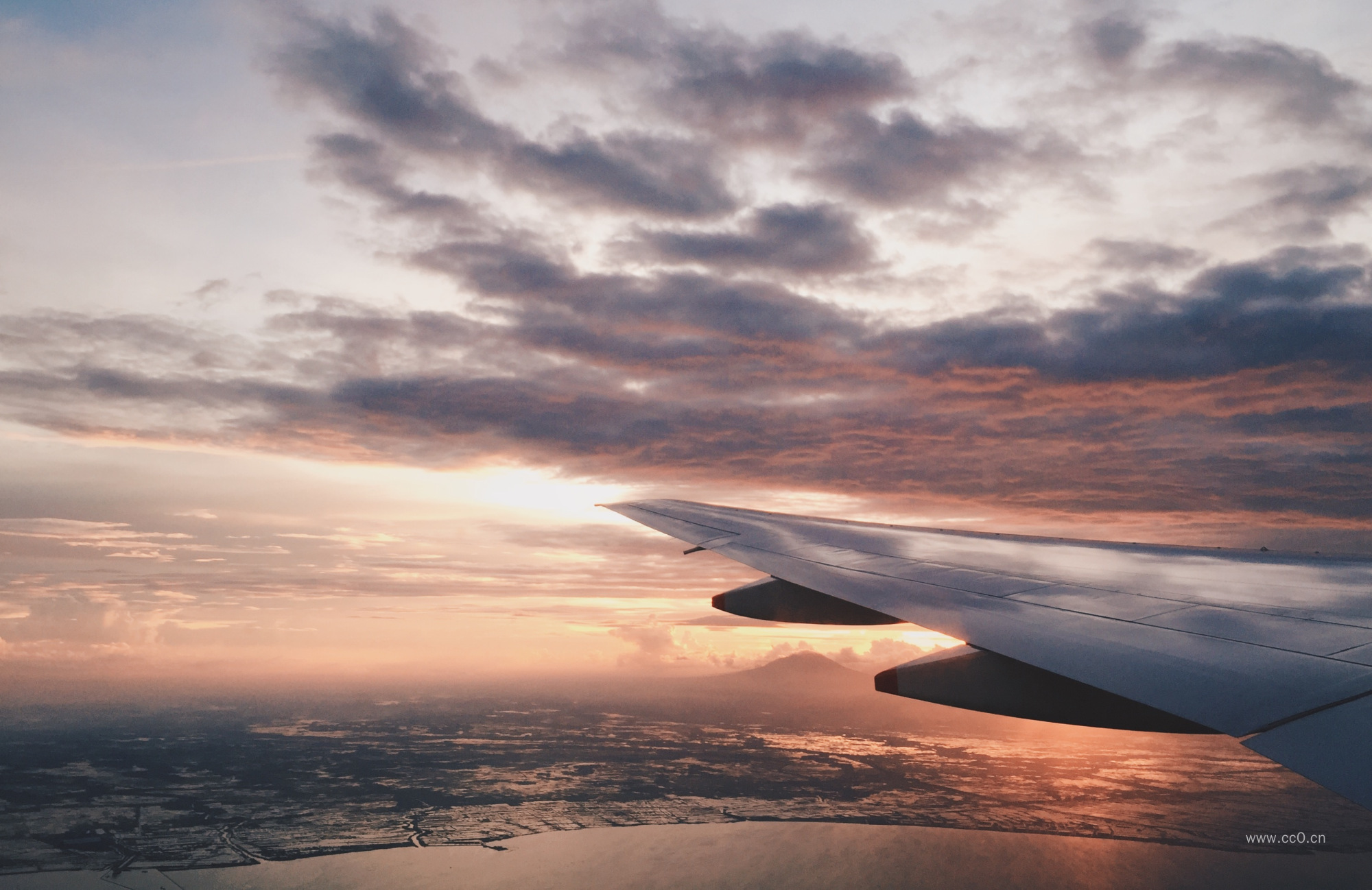 黄昏天空的云与飞机机翼