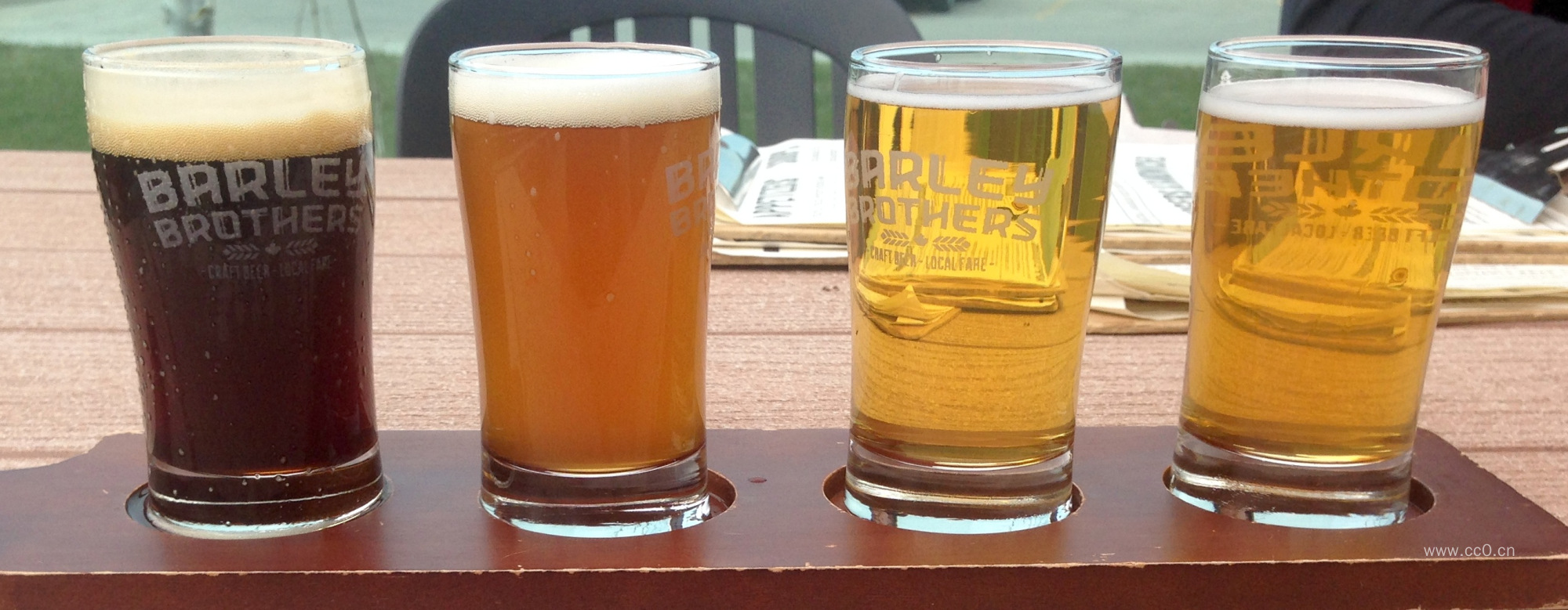 四杯啤酒的图片