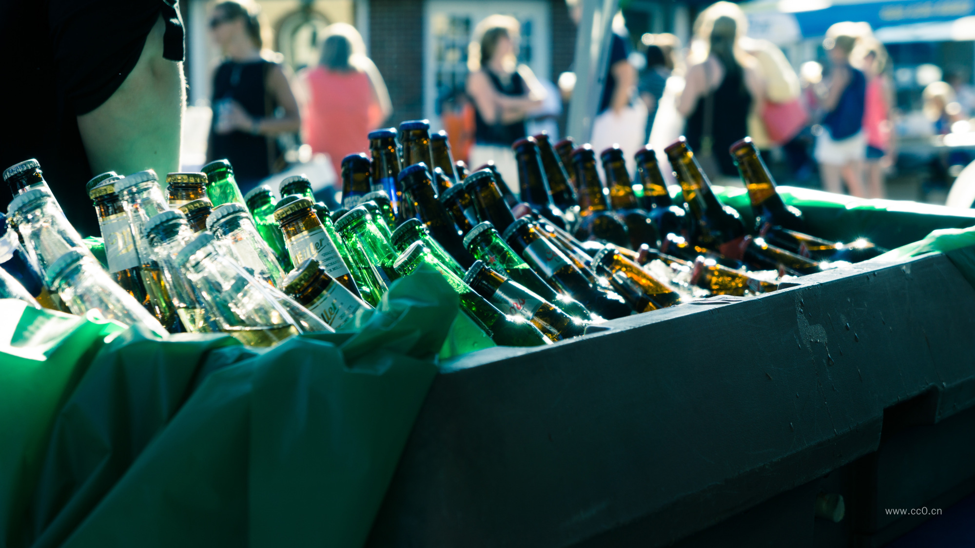 夏天的啤酒饮料与人群图片