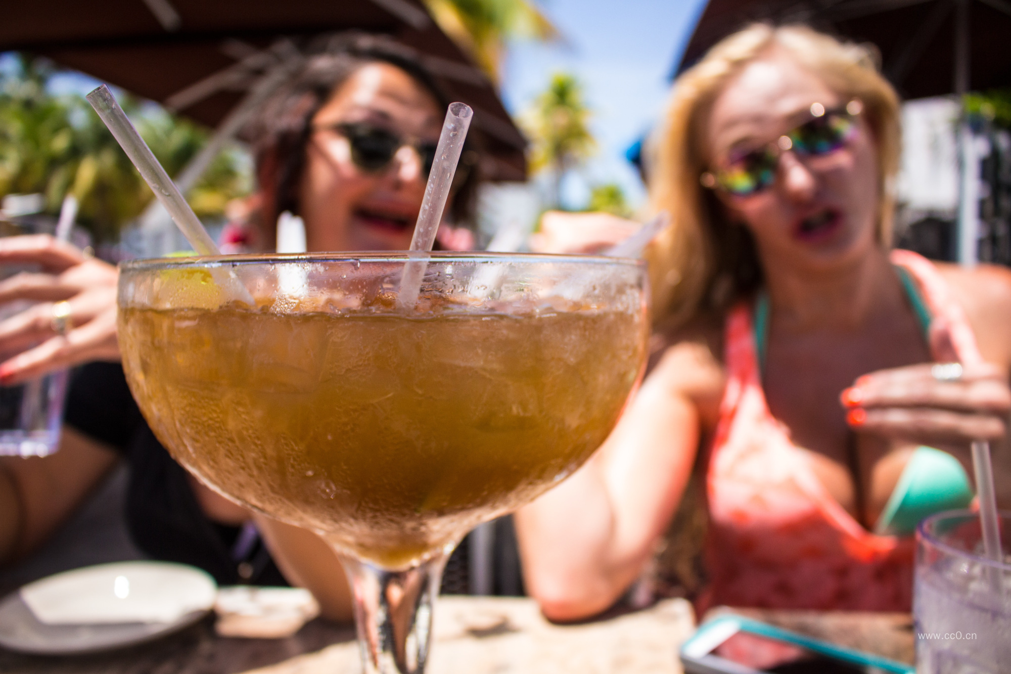 夏天的饮料与女人人物图片