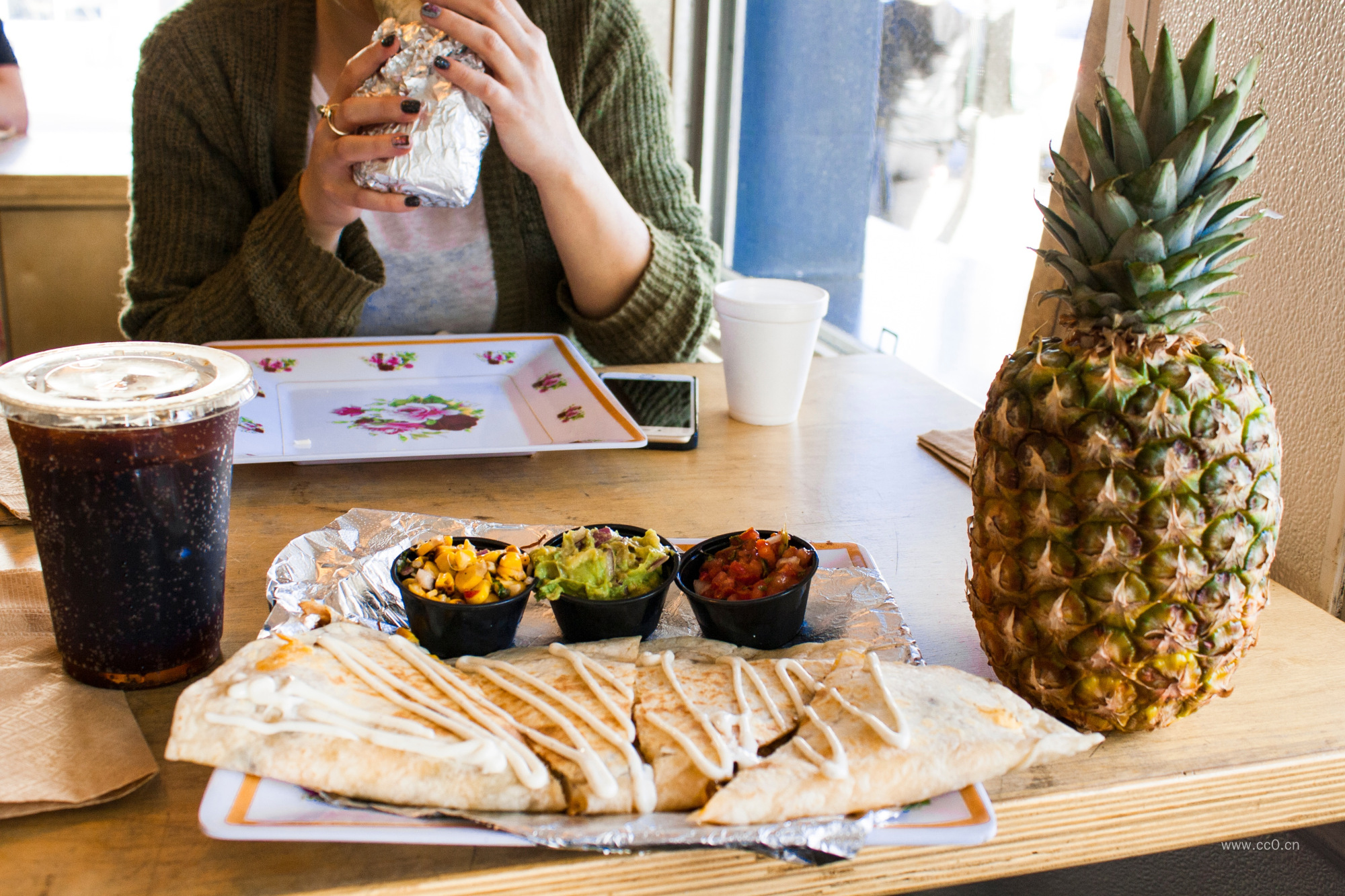 用餐的人物与菠萝图片
