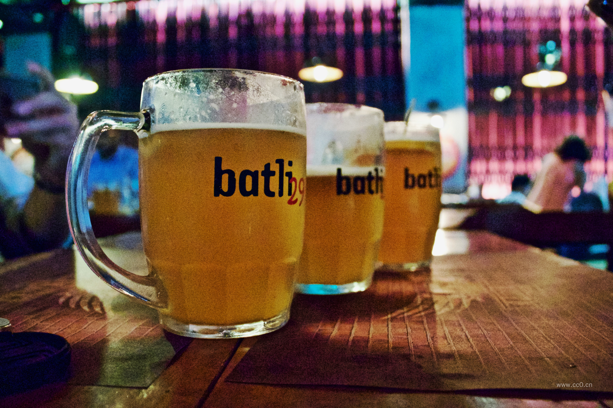 酒吧桌面上的三杯啤酒