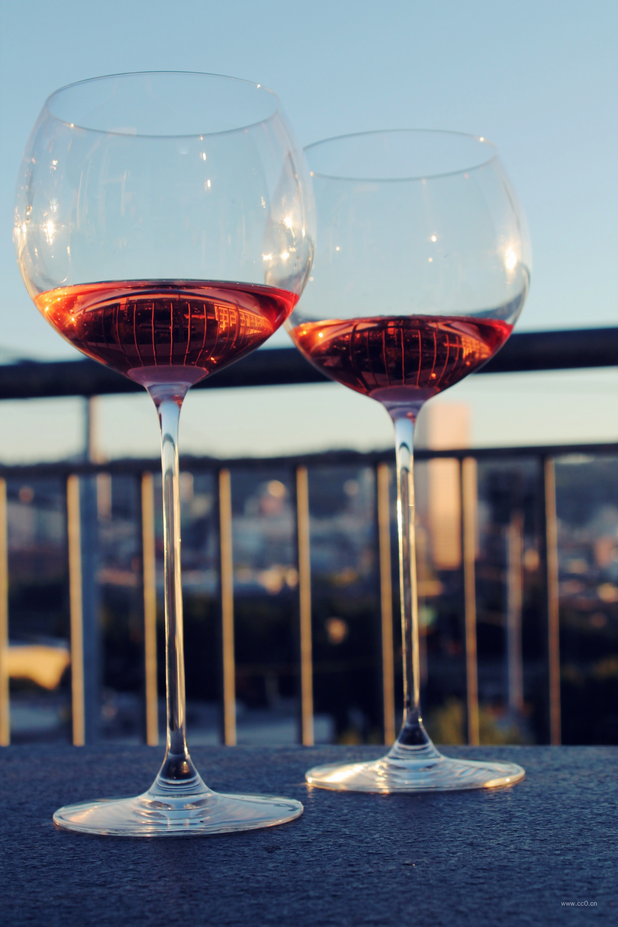 高脚杯里的红酒