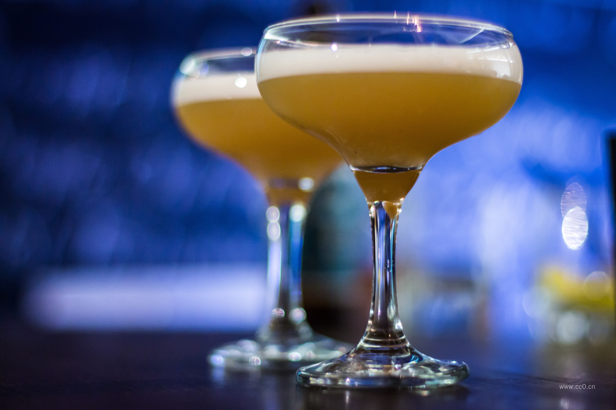 高脚杯里的鸡尾酒图片