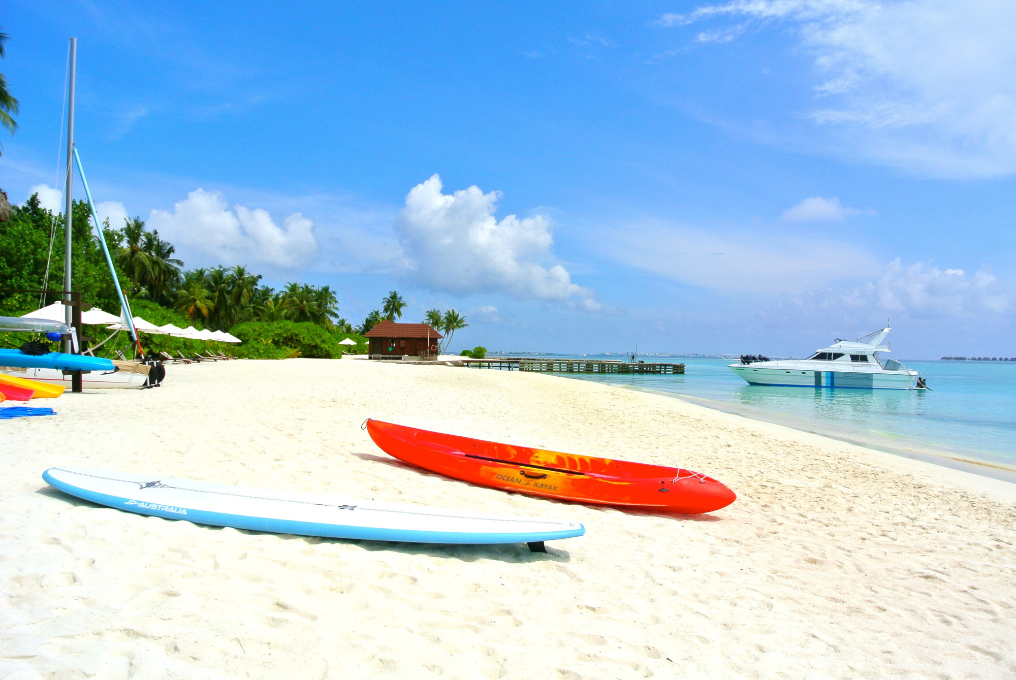 马尔代夫蓝天白云下的海滩风景图片