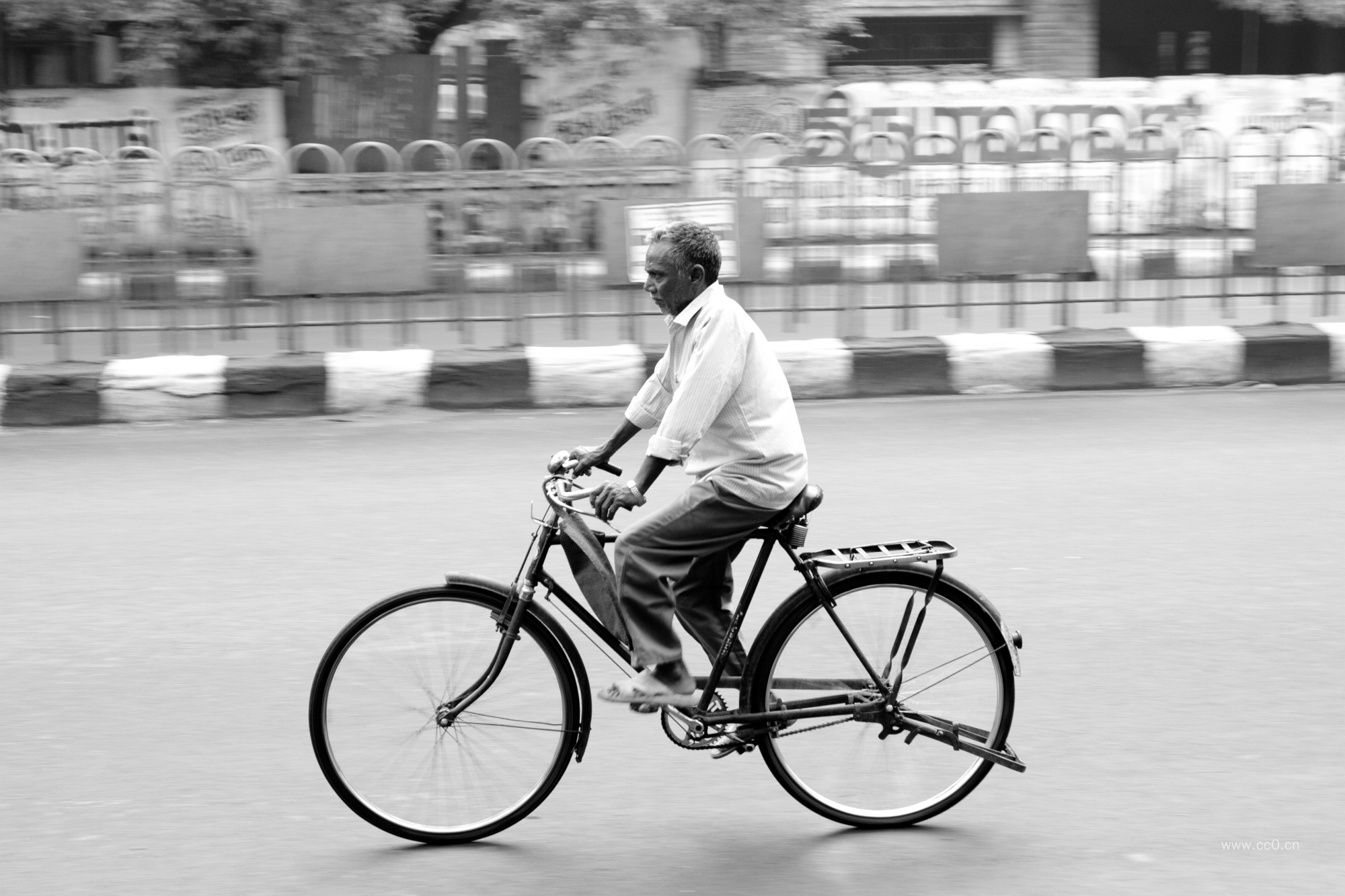 骑自行车的男人黑白图片